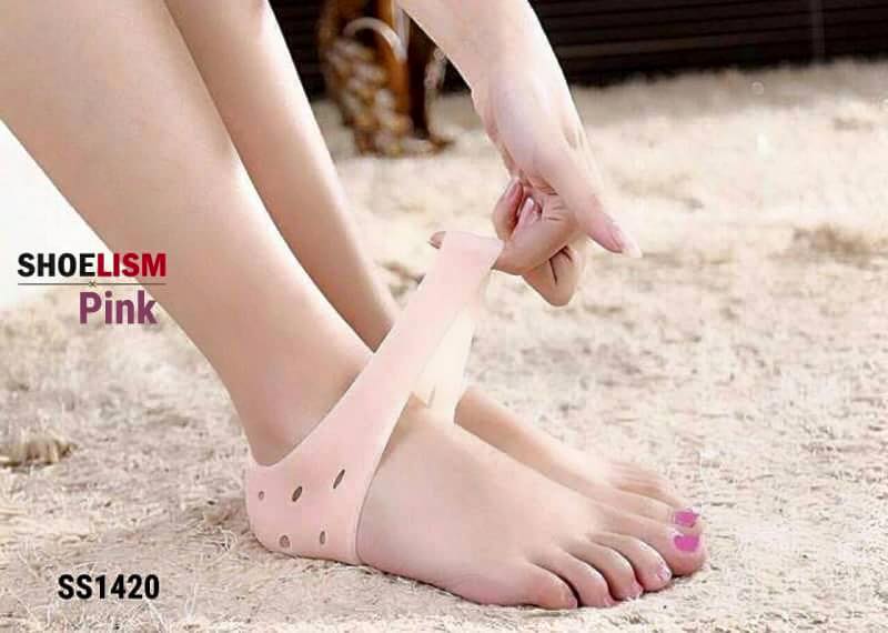 ส้นเท้าแตก ใครคิดว่าไม่สำคัญ เวลาสวมใส่รองเท้าแล้วขาดความมั่นใจ เท้าสากจนคนทักนี่เฟลสุดๆ การป้องกัน ส้นเท้าแตก ทำได้ง่ายกว่าเยอะค่ะ มาถนอม ส้นเท้า ที่คุณรัก ดัวย ซิลิโคนถนอมส้นเท้า ป้องกัน ส้นเท้าแตก คุณสมบัติ - ซิลิโคนถนอมส้นเท้า ป้องกันส้นเท้าแตก แห้ง ล