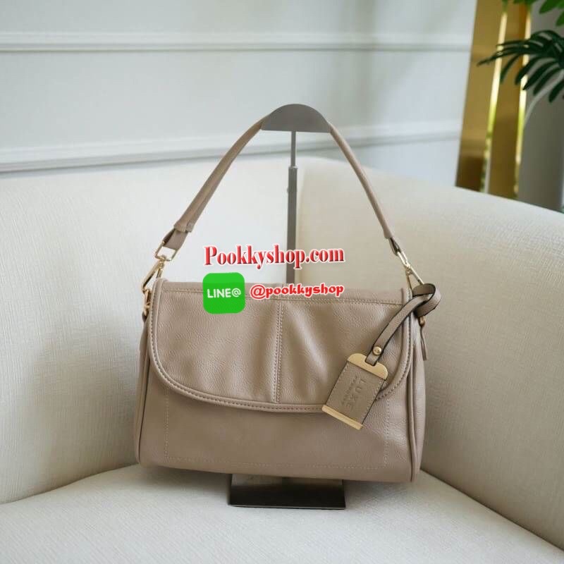 LUXE อีกหนึ่งรุ่นที่ขายดีมากๆ กับช่องการใช้งานที่รับรองว่าถูกใจค่ะ Regular city bag มาพร้อมสายสะพาย 2 เส้น สายสั้นบุนุ่มไหล่ สะพายแล้วไม่ปวด สายยาวปรับระดับได้ มาพร้อมช่องใช้งานที่จัดระเบียบของอย่างดี หนังเป็นทรงตั้งได้
