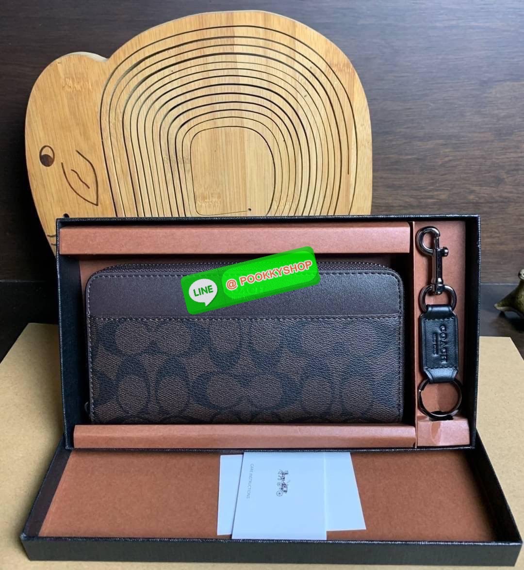 COACH ACCORDION ZIP WALLET IN SIGNATURE CANVAS กระเป๋าสตางค์ใบยาว ซิปรอบ ใช้งานง่าย ด้วยฟังค์ชั้น ด้านใน ใส่บัตรได้จุใจ มีช่องซิปใส่เหรียญตรงกลาง โดนใจหลายๆคนไปเรียบร้อยและคลาสสิค เรียบหรูดูแพงตลอดกาล ยกให้รุ่นนี้เลย