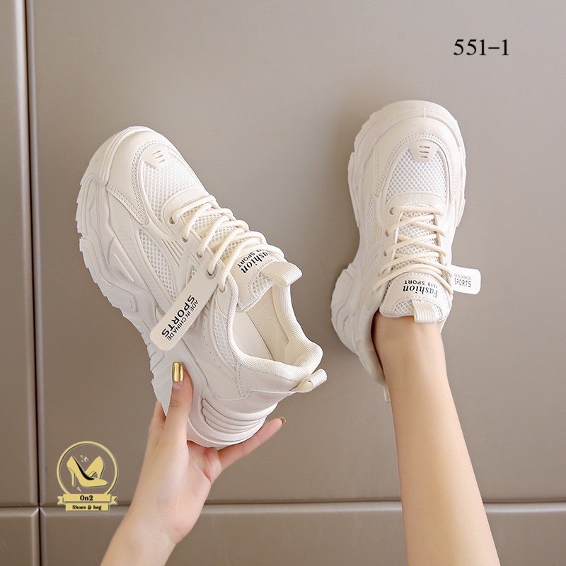 รองเท้าผ้าใบแฟชั่นเกาหลีดีไซน์ทันสมัยและโดดเด่น ด้วยพื้นรองเท้าที่มีความหนาและดีไซน์ที่ดูมีลูกเล่น เหมาะสำหรับผู้ที่ชื่นชอบสไตล์สปอร์ตแฟชั่นที่ใส่สบายและเสริมความสูงได้เล็กน้อย มีให้เลือกทั้งสีขาวครีมและสีชมพูอ่อนที่ดูน่ารัก ดูทะมัดทะแมง สามารถนำไปมิกซ์แอ