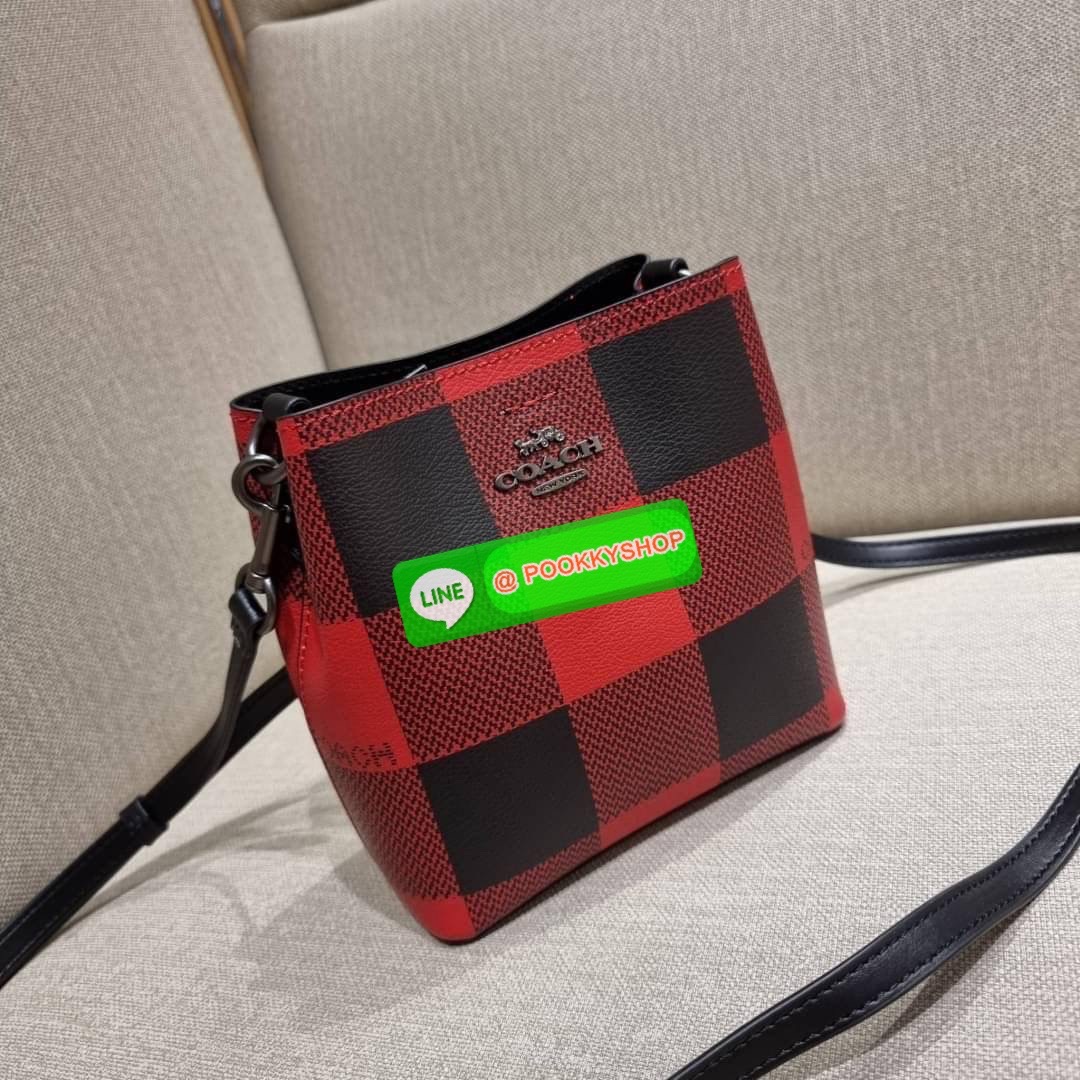 COACH 7267 MINI TOWN BUCKET BAG WITH BUFFALO PLAID PRINT คอลเลคชั่นใหม่ล่าสุด!! น้องสาวคนสวยมาแล้วจ้า สีแดงโดดเด่นต้อนรับเทศกาลคริสต์มาส 🎅🎄 กระเป๋าบัคเก็ต ไซส์มินิ ใบจริงน่ารักม้าก!! น่าใช้แบบที่สุด วัสดุหนังแคนวาสเคลือบลาย สวยคม เปิด-ปิดด