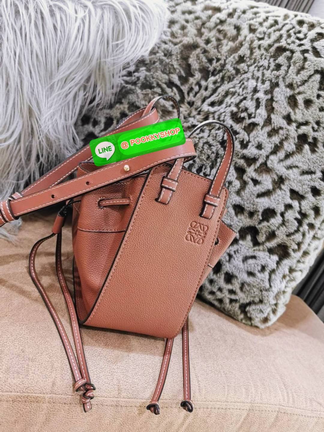 ✴️ห้ามพลาด!✴️LOEWE HANDLE & SHOULDER BAG GIFT WITH PURCHASE (GWP) กระเป๋าถือหรือสะพายหนังแท้พรีเมี่ยมกิ๊ฟ Limited จาก LOEWE PERFUME DUTYFREE รุ่น Rare items สุดๆวัสดุหนังแท้ Calfskin หนังสวยดีไซน์คงเอกลักษณ์แบรนด์ สามารถปรับใช้ได้หลายทรงด้าน