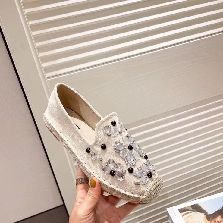 งานใหม่ พร้อมส่งค่า slip on shoes งานสวยๆพร้อมเสิร์ฟจ้า ตัวนี้ห้ามพลาด รองเท้าslip on งานปักเพชรเวอร์วัง งานสวย ทรงสวย แมตช์กับกางเกง👖หรือกระโปรง👗ก็ได้ค่ะ ใส่สบาย แม่ค้าคอนเฟริม ห้ามพลาดเลยจ้าตัวนี้แนะนำ อย่าช้ารีบเลย