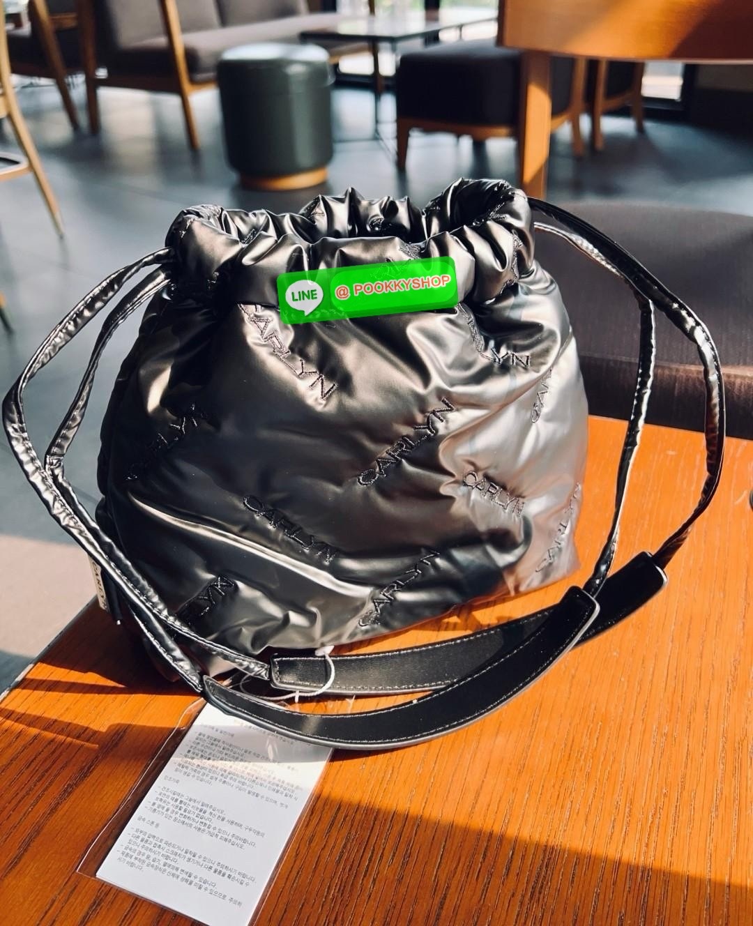 CARLYN TWEE MINI BAG #ไม่มินิตามชื่อจ้าา😘 💌พร้อมส่ง!สวยฉ่ำๆทุกสี ไม่มีไม่ได้แล้วจ้าา📌 ✔️กระเป๋าวัสดุไนล่อนอย่างดี นิ่มฟู ปักลายแบรนด์อันเป็นสัญลักษณ์ของรุ่นทั้งใบสวยงามค่ะ