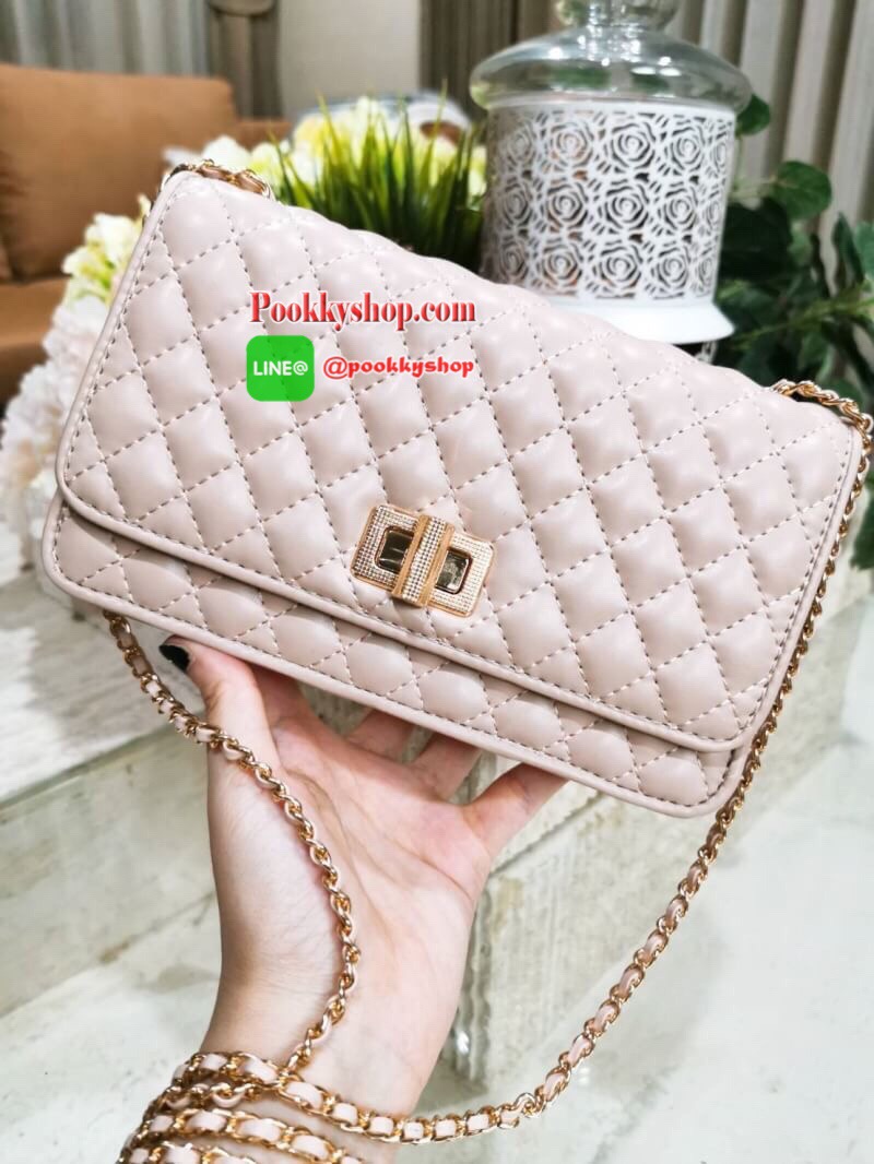 พร้อมส่ง! BEST SELLER! CHARLES & KIETH MINI CLUTCH BAG กระเป๋าสะพายทรงคลัชรุ่นยอดนิยมดีไซน์คลาสสิควัสดุหนังนิ่มลายตารางสวยอยู่ทรงขนาดมินิสไตล์ Chanel เปิดปิดด้วยตัวล๊อคแบบบิดอะไหล่ทอง ด้านหลังประดับโลโก้แบรนด์สวยดูดี มาพร้อมสายสะพายโซ่ร้อยหนัง Crossbody ไ