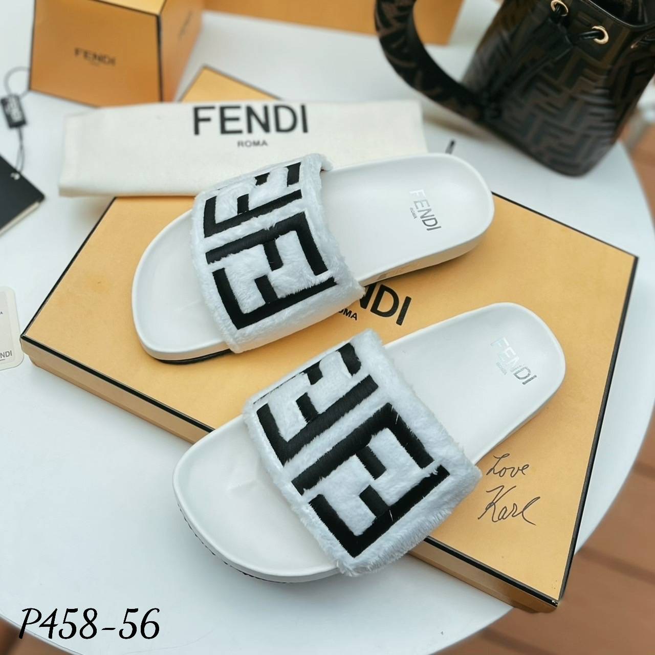 พร้อมส่ง งานมาใหม่ล่าสุดเลยค๊า รองเท้าแตะ ส้นแบน งานFe ndi. ขนเฟอร์นุ่มๆ งานปักโลโก้ น่ารักมากกกๆ ค่ะ นุ่ม ใส่สบาย มาไม่มากน้า รีบจัดเลยค๊า