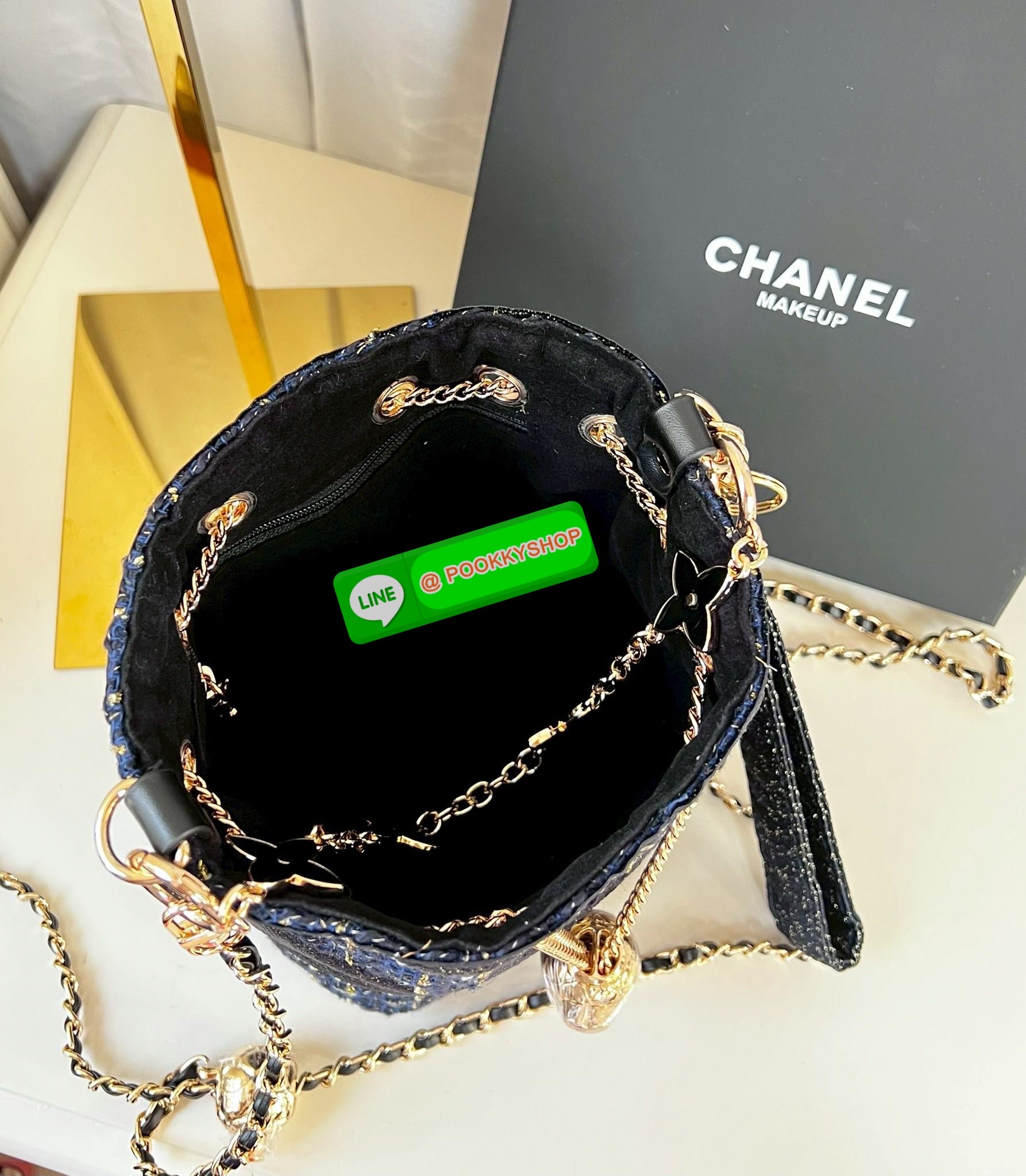 NEW NEW NEW **สินค้าเข้าใหม่** รุ่นนี้บอกเลยว่าสวยทุกอนุ หิ้วไปไหนมาไหนคือเริ่ดไปเลยค่าา CHANEL BUCKET TWEED WITH CHAIN BAG ((Premium gift make up ตปท.)) มีป้ายNot for sale 🔖พร้อมส่งค่าสาวๆ รอบนี้ได้มาไม่เยอะ! กับกระเป๋าขนาดกลางกำลังดี วัสดุผ้าTwe