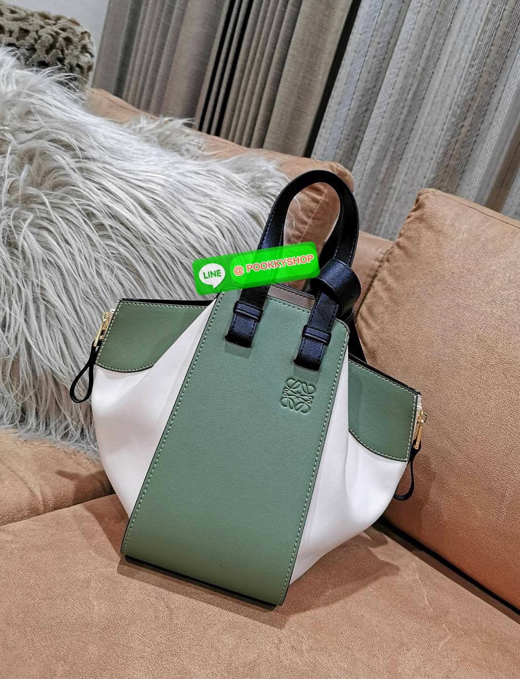 ✴️NEW ARRIVAL!✴️LOEWE HANDLE & SHOULDER BAG GIFT WITH PURCHASE GWP พรีเมี่ยมกิ๊ฟ Limited จาก LOEWE PERFUME DUTYFREE รุ่น Rare items สุดๆวัสดุหนังแท้ Calfskin หนังสวยดีไซน์มีเอกลักษณ์ ใบใหญ่กำลังดี น้ำหนักเบา สามารถปรับได้หลายทรงไม่จำเจ ด้านข