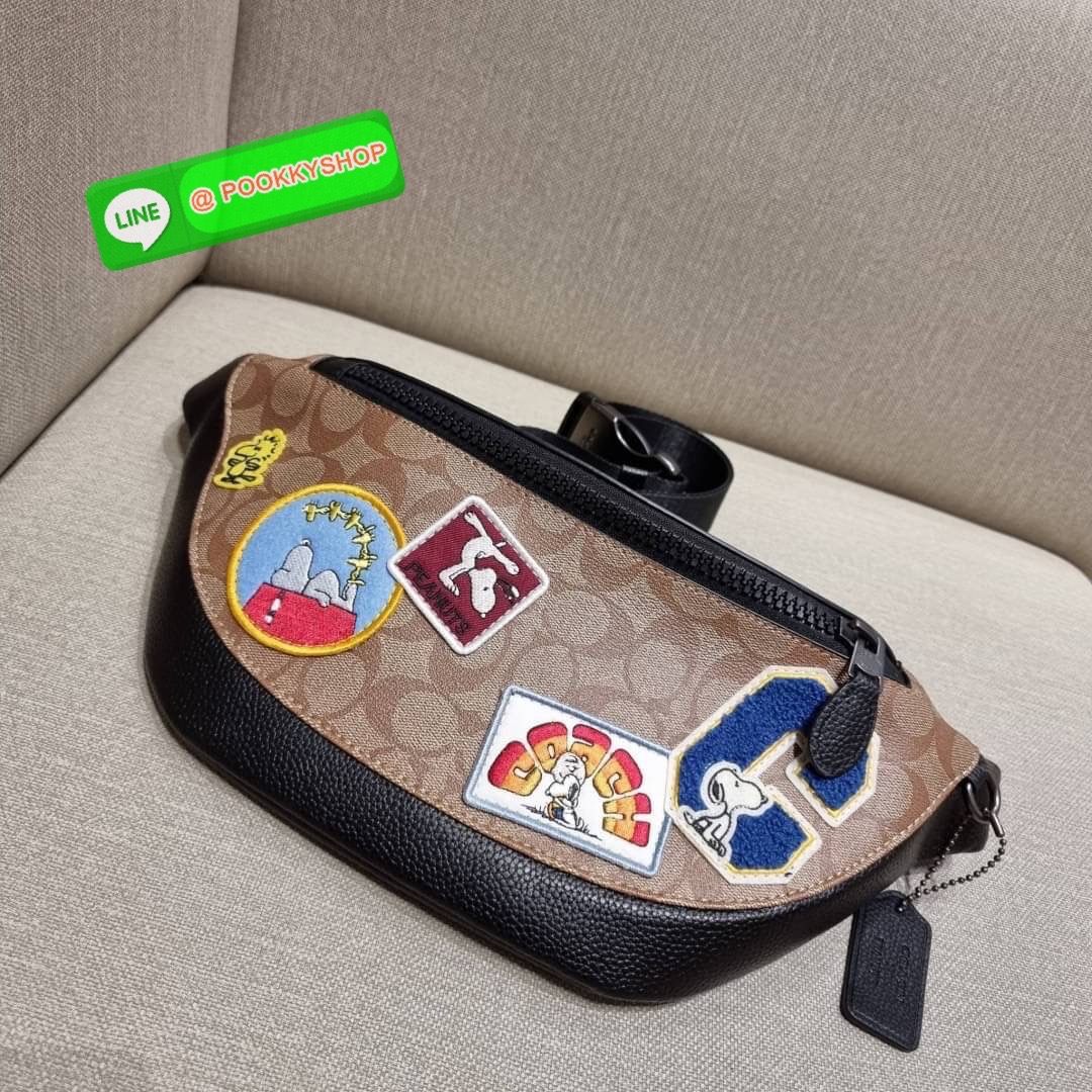 COACH C4028 COACH x PEANUTS WARREN BELT BAG IN SIGNATURE CANVAS WITH VARSITY PATCHES กระเป๋าคาดอกไซส์ใหญ่ คอลเลคชั่นยอดฮิต!! เป็นรุ่นสุดยอดของความคลาสสิค ขนาดสะพายกำลังเท่ คูลๆ ใช้งานง่าย ได้ทั้งหนุ่มๆและสาวๆ วัสดุหนังแคนวาสเคลือบลายสลับหนัง pepble น่าใช้