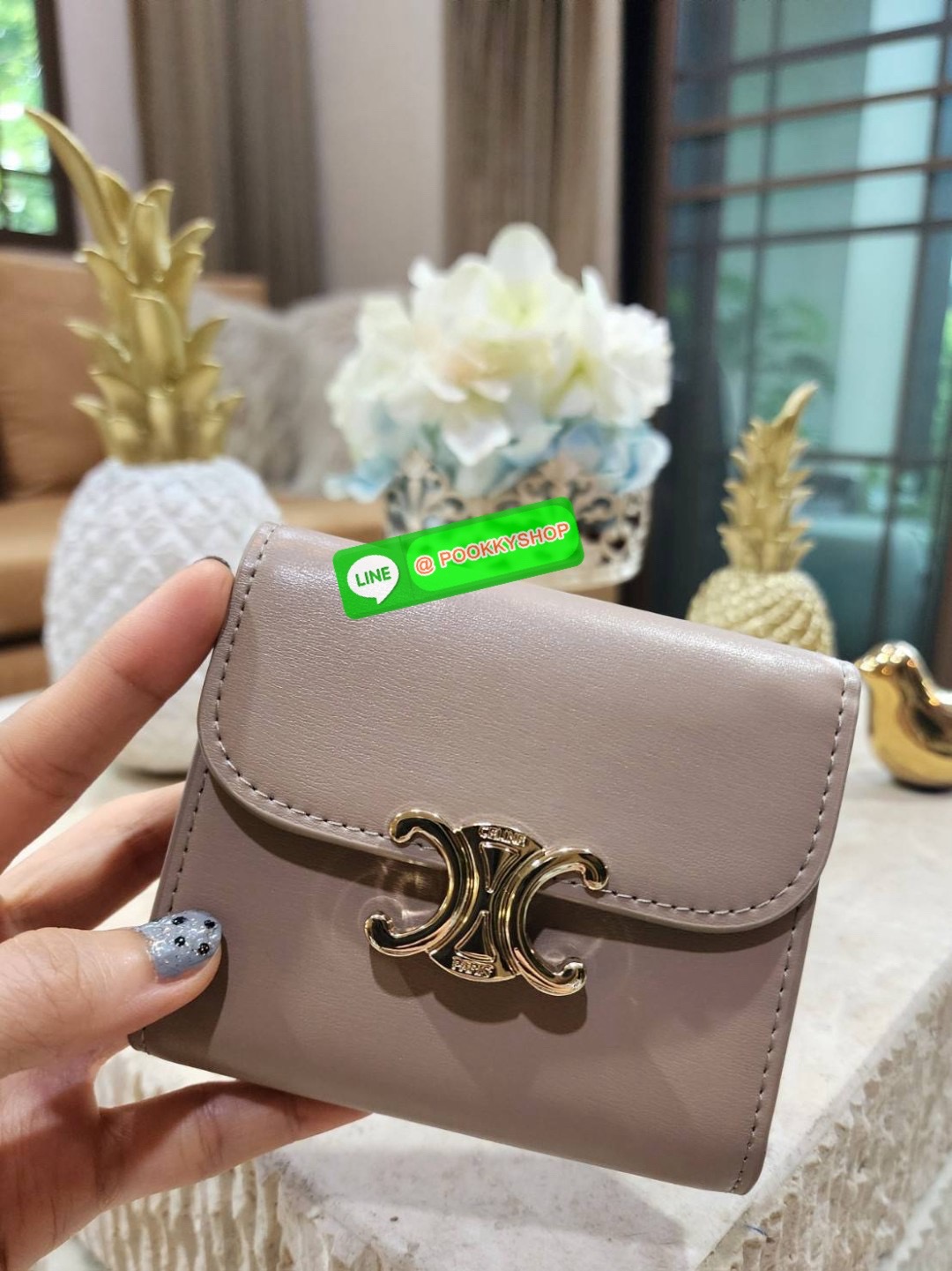 ✴️Don't Miss!✴️CELINE SHORT WALLET VIP GIFT WITH PURCHASE (GWP) กระเป๋าพรีเมี่ยมกิ๊ฟ Limited จาก CELINE HAUTE PARFUME DUTYFREE COUNTER หนังเรียบสวยอยู่ทรงมีโลโก้ด้านหน้าเปิดปิดด้วยฝาพับกระดุม ภายในมีช่องแบ่งหลายช่อง มีช่องใส่บัตรหลายช่อ