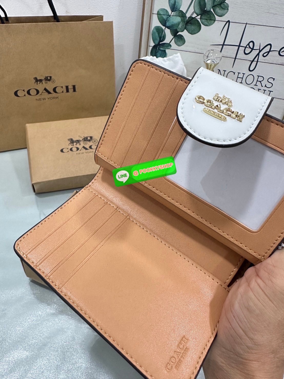 ❤️COACH MEDIUM CORNER ZIP WALLET IN SIGNATURE CANVAS💜 คอลเลคชั่นใหม่งานหรู งานดูแพง จัดให้เลย!! กระเป๋าสตางค์ใบกลาง ดีไซน์ใหม่ สุดหรู แค่เห็นก็ต้องเลิฟ ถือใช้ขับผิวทุกสี วัสดุหนังแท้ปั๊มลายนูนสวยคม ภายในมีช่องใส่บัตร ใส่ธนบัตรได้ครบ และมีช่