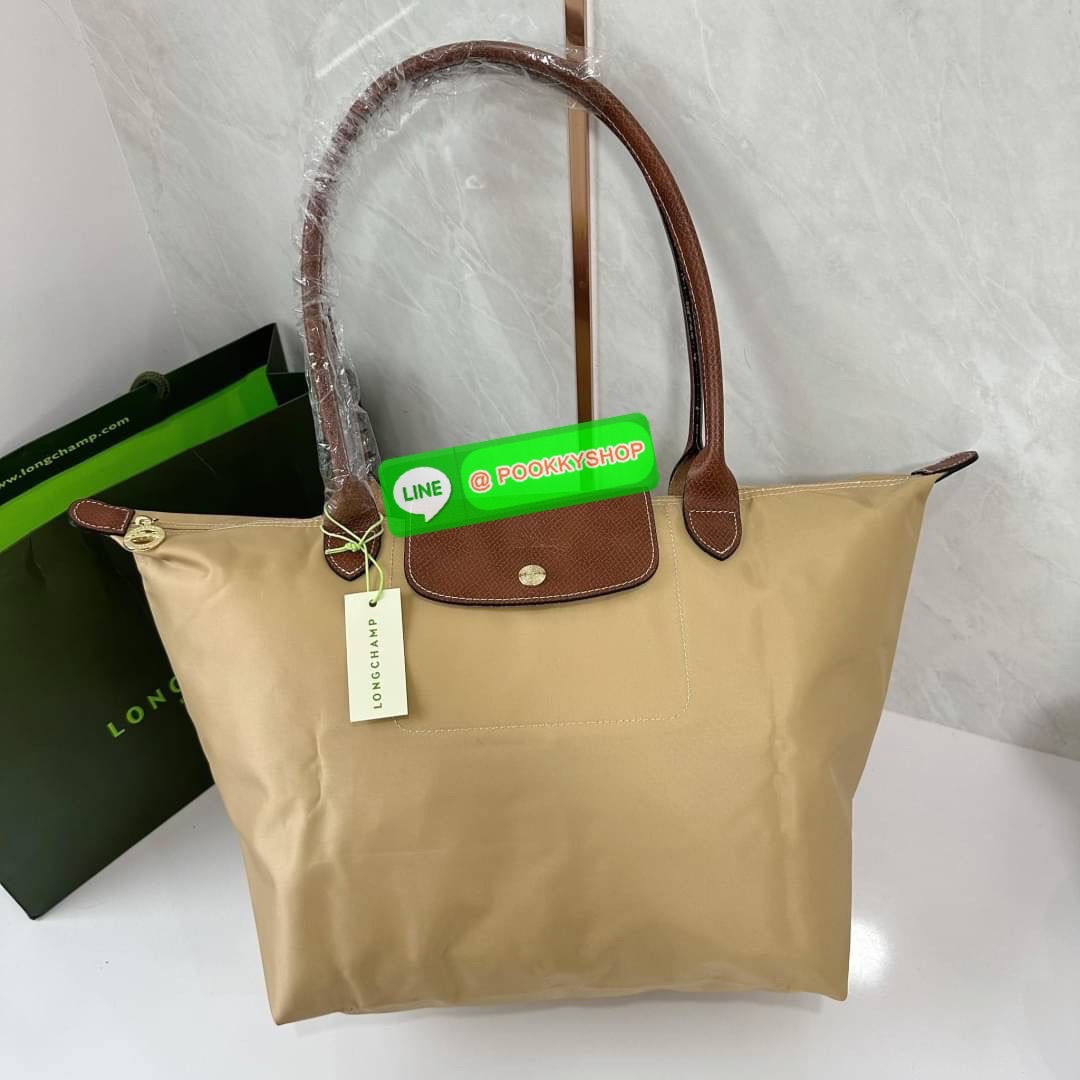 LONHGCHAMP LE PLIAGE ORIGINAL L TOTE BAG 🔖กระเป๋าสะพายไหล่ Le pliage ใบใหญ่ เรียบง่ายจุของได้เยอะ สามารถเก็บเอกสารหรือแล็ปท็อปได้คะ 🔖วัสดุ:ไนลอนเคลือบ 🔖เปิด-ปิดด้วยซิป ภายในกว้าง มีช่องลับแยกคะ 🔖สามารถพับเก็บได้พกพาสะดวกคะ