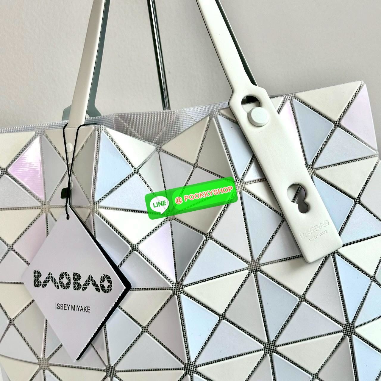 BAOBAO ISSEY MIYAKE QUATRO กระเป๋าไอคอนิกที่ไม่เคยตกเทรนด์! เรียบหรู แต่มีดีไซน์สะดุดตา โครงสร้างสามเหลี่ยมเอกลักษณ์เฉพาะของแบรนด์ ด้านในบุผ้า มีช่องซิปสำหรับเก็บของ น้ำหนักเบา สะพายสบาย ใส่ของได้เยอะมาก