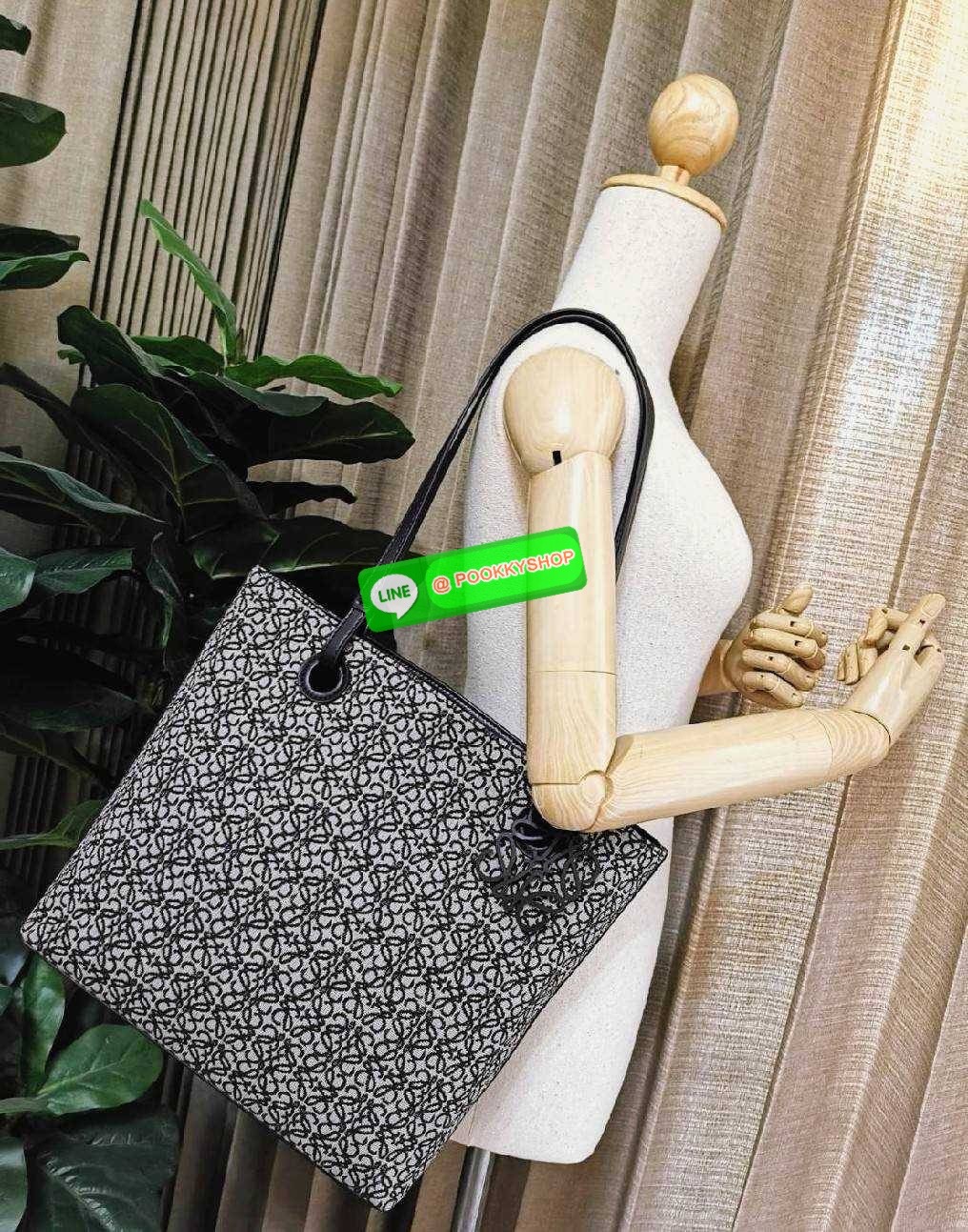 ✴️NEW ARRIVAL!✴️LOEWE ANAGRAM TOTE BAG VIP GIFT WITH PURCHASE GWP พรีเมี่ยมกิ๊ฟ Limited จาก LOEWE PERFUME DUTYFREE ไอเท็มใหม่! ดีไซน์สวยคงเอกลักษณ์ด้วยวัสดุ Anagram Canvas Jacquard Fabric ผสมผสานหนังแท้ Calfskin ลงตัวสุดคลาสสิค ขนาดกำลังดี น