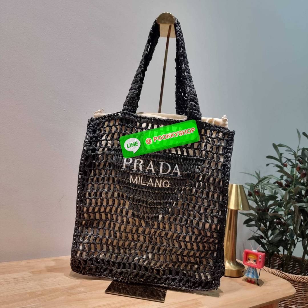 PRADA RAFFIA TOTE BAG สวยไม่ซ้ำใคร สไตล์บีช เหมาะมากกับการสะพายไปเที่ยวทะเล หรือจะใช้ในวันสบายๆก็ตอบโจทย์ กับกระเป๋าสะพายสานใบใหญ่ ตัวกระเป๋าเป็นวัสดุสังเคราห์จากธรรมชาติ สานทอเต็มใบออกมาเป็นลวดลายสวยงาม มีกระเป๋าซับในให้ สำหรับใส่ของเป็นสัดส่วน และรูดปาก