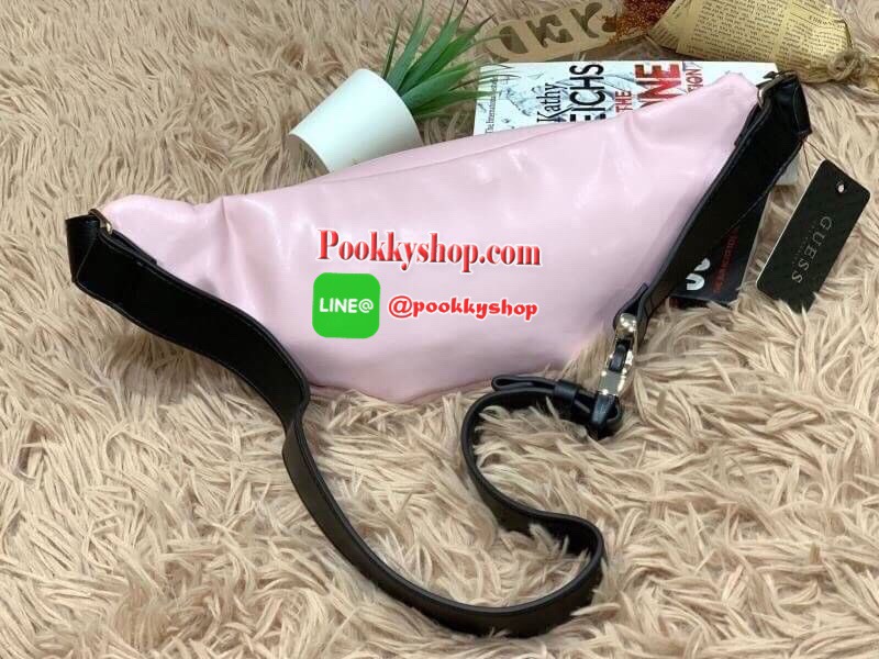 Guess Adjustable belt strap waist bag กระเป๋าทรงคาดอกคาดเอวทรงยอดฮิตแห่งปี ออกมาให้ยลโฉมอีกรุ่นด้วยการใช้งานที่ง่ายและคล่องตัว มีหัวซิปสามเหลี่ยมโลโก้แบรนด์เป็นสัญลักษณ์ ใส่โทรศัพท์มือถือได้ทุกรุ่น สายสะพายปรับได้ฟรีไซส์ สวยดูโฉบเฉี่ยวเอาใจวัยรุ่นเลยคร้า!