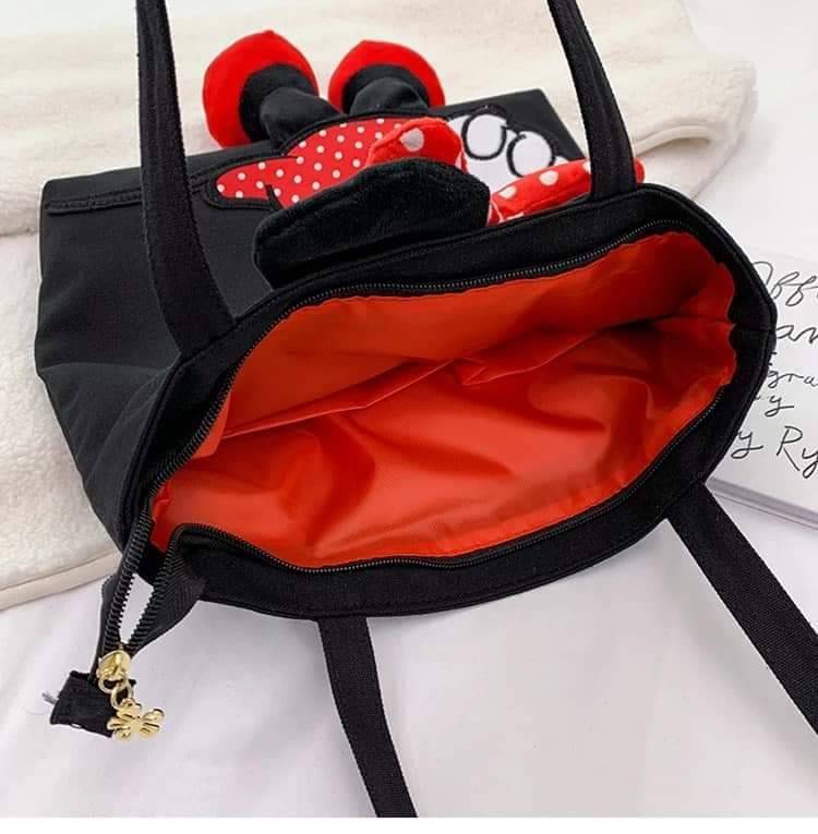 พร้อมส่ง กระเป๋า มิกกี้ มินนี้ น่ารักมากกก กระเป๋าสะพายผ้า ลายมิกกี้เมาว์ & มินนี้เมาท์ สุดน่ารัก ทรงสวย ลายการ์ตูน3มิติสวยหรู ดูแพงมาก น้ำกนักเบา จุของได้เยอะมากๆค่ะ สะพายแบบเก๋ๆ เดินเล่นชิวๆ สาวควรมีติดไว้สักใบนะค่ะ
