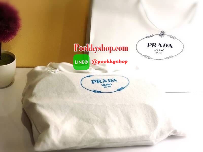 PRADA NYLON BAG WITH ZIP กระเป๋าถือหรือสะพายพรีเมี่ยมกิ้ฟจากเคาน์เตอร์แบรนด์ Limited edition วัสดุ Nylon เนื้อหนาคุณภาพดีตามแบบฉบับแบรนด์ด้านหน้าประดับโลโก้หรู เปิดปิดด้วยซิป ภายใน Polyester 100% มีโลโก้ ช่องซิปจุมากค่ะ สามารถใส่เอกสาร A4 ipad ของใช้ได้เย