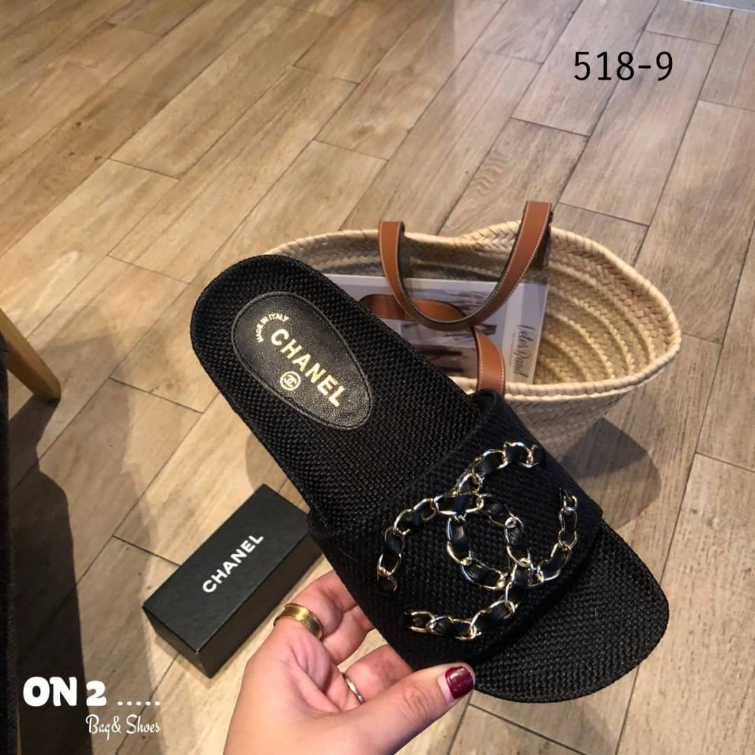 รองเท้าแตะchanel หน้าแต่ง อะไหล่โซ่รอย cc สวยมากค่ะ ผ้ากระสอบ collection ใหม่ เพิ่มความ ชิคไปอีก ภายในบุนวม ใส่สบายมาก