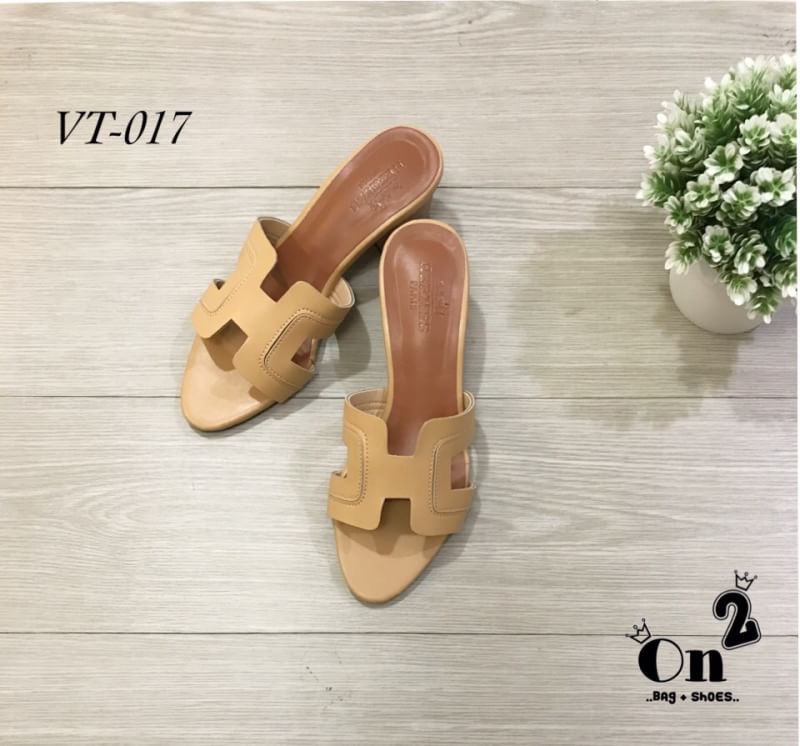 HERMES Womens new oasis slipper ส้นสูงเปิดหน้า Hermes ลายใหม่ล่าสุดเย็บด้านหน้าสวยเลยรุ่นนี้เป็นหนังแท้หนังสวยมากคะ ทรงสวยตามแบบ ส้นลายไม้ดูเรียบหรู โทนสีสวยเข้ากับชุดง่ายมา4สีสวยทุกสีคะสาวๆห้ามพลาดนะคะ **รูปถ่ายจากงานจริง