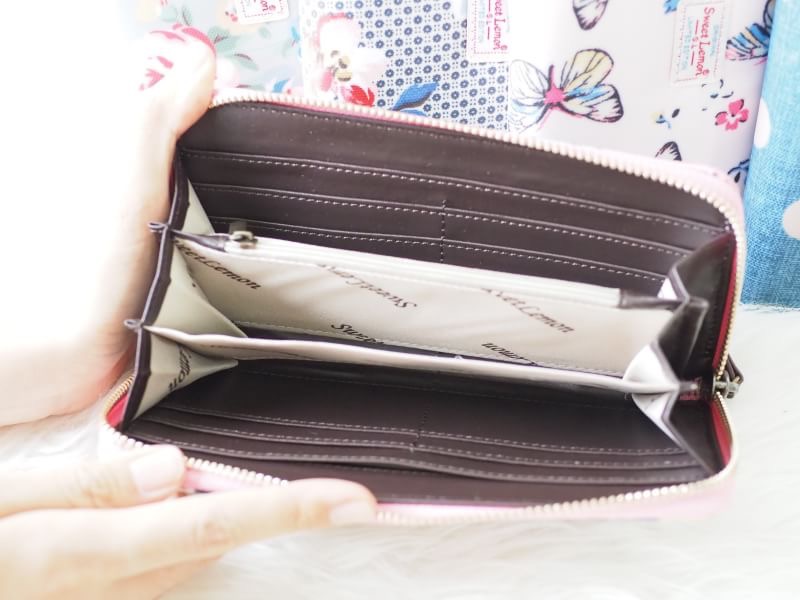 กระเป๋าสตางค์ใบยาว ลายเข้าใหม่ ✔️ทรงยาว 1 ซิบ เสริมดวงให้เก็บเงินได้ดี ✔️ใส่ธนบัตรได้ไม่ต้องพับ เรียงกันสวยงาม ✔️8 ช่องใส่บัตร + 2 ช่องใหญ่ ✔️1 ช่องซิบใส่เหรียญ