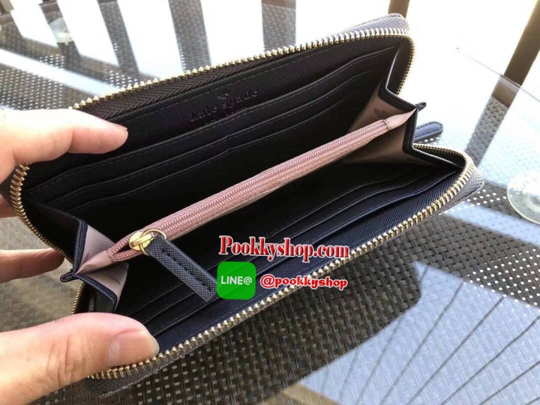 KATE SPADE JOELEY LONG WALLET กระเป๋าสตางค์ใบยาวรุ่นใหม่ล่าสุดหนัง Saffiano สไตล์ PRADA สวยน่าใช้ตัวเนื้อกระเป๋าตกแต่งด้วยกลิทเตอร์ทั้งใบ สวยหรู ภายในมีช่องซิป1ช่อง และช่องใส่บัตรหลายช่อง ใส่เหรียญ บัตรได้เยอะ ตัวจริงสวยน่าใช้มากค่ะ