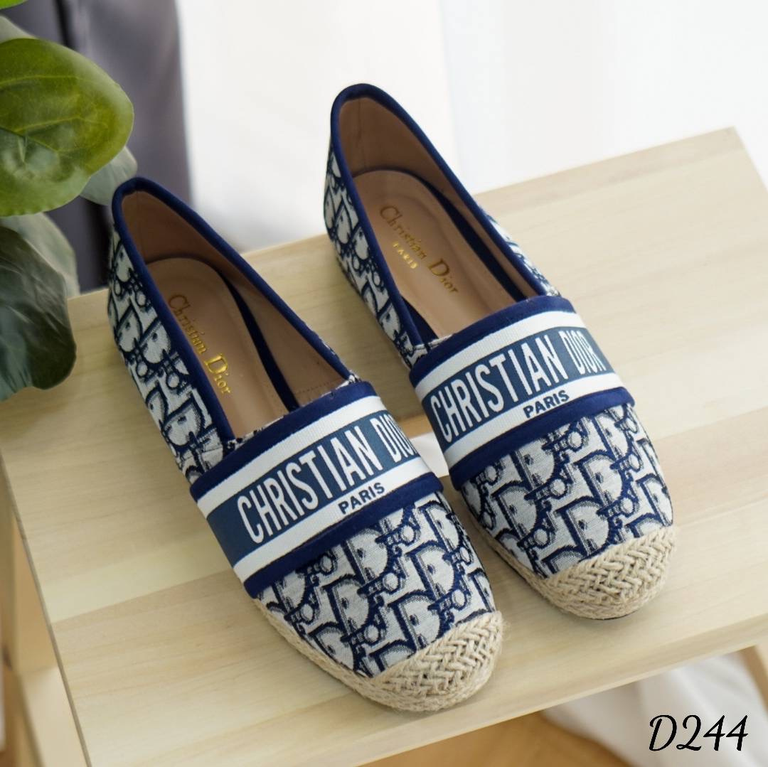 พร้อมส่ง แบบขายใหม่ รองเท้าคัทชู ส้นแบน ทรงสวม งานDIOR ผลิตจากผ้าแคนวาส ตกแต่งคาดหน้าด้วยโลโก้ งานตัวจริงสวยมาก บอกสั้นๆว่า เริ่ด หรู ดูแพงสุดเลยจ้า
