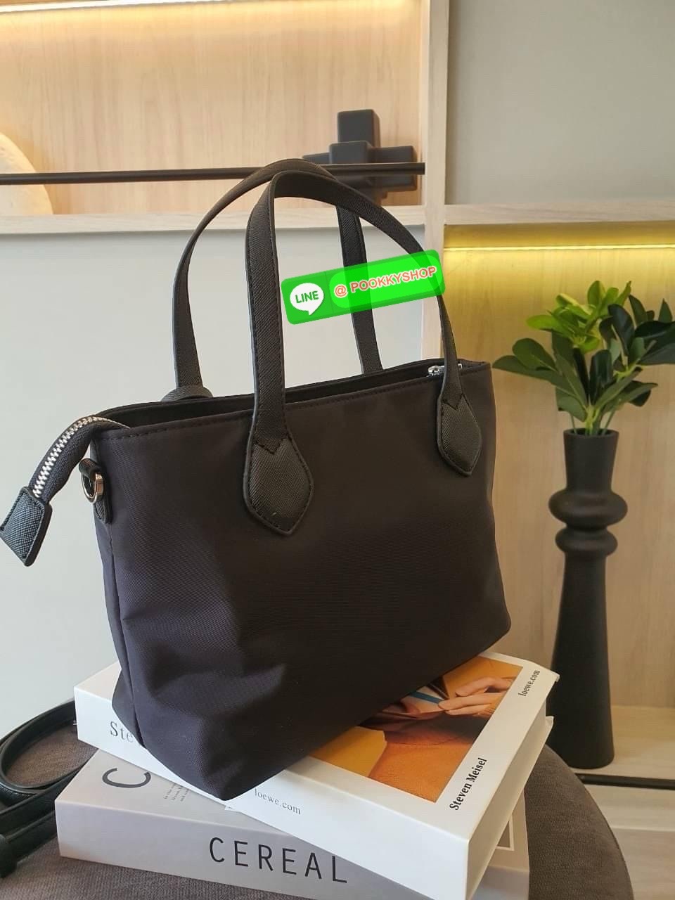 NEW ARRIVIAL กระเป๋าผ้าไนล่อน ทรงHandbag ขนาดกำลังดีมินิน่ารักมากค่า จากแบรนด์ PRADA เปิดปิดด้วยซิป ด้านในมีช่องซิปและช่องแยก แบ่งเป็นสัดส่วน ใส่กปต.ยาว เครื่องสำอางค์ ได้สบายค้า เหมาะกับการถือเป็น everyday look สุดๆ และยังมาพร้อมสายยาว Crossbodyได้อีกด้ว