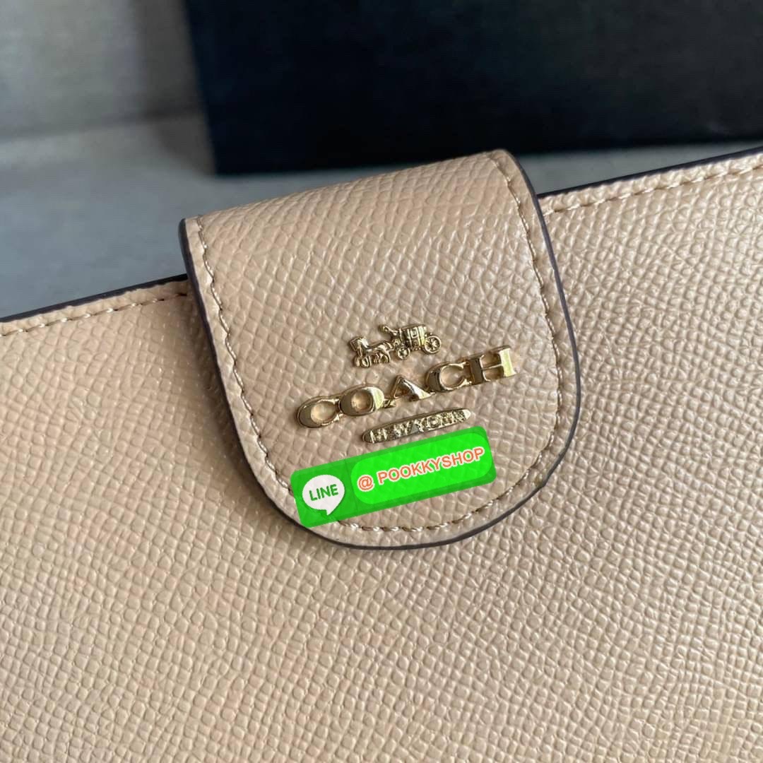 COACH 6390 MEDIUM CORNER ZIP WALLET กระเป๋าสตางค์ใบกลาง สีพื้นเรียบหรู วัสดุcrossgrain ภายในมีช่องใส่บัตรและธนบัตรได้ทุกชนิด มีช่องซิปใส่เหรียญ ขนาดกะทัดรัดพกพาง่าย คนชอบจัดระเบียบกระเป๋าสตางค์แนะนำเลยจ้า
