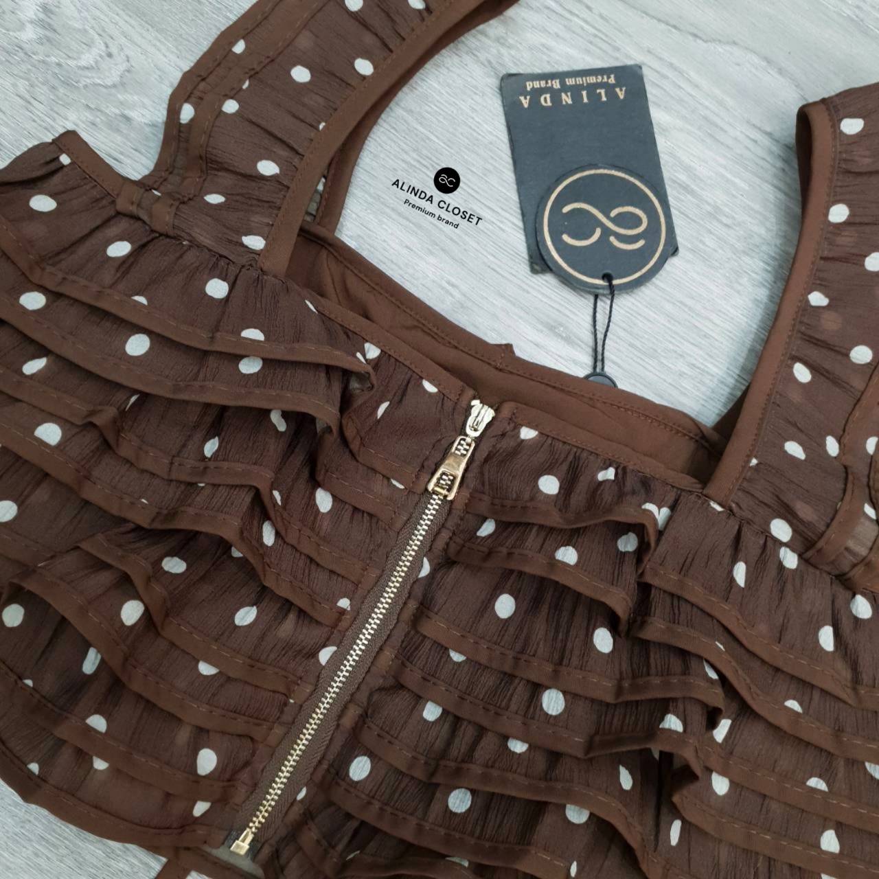 ชุดเซทแฟชั่น ชุดเซ็ทเสื้อสายเดี่ยวทรงครอปสีน้ำตาลลายจุด แต่งระบายคู่ที่สายเสื้อ