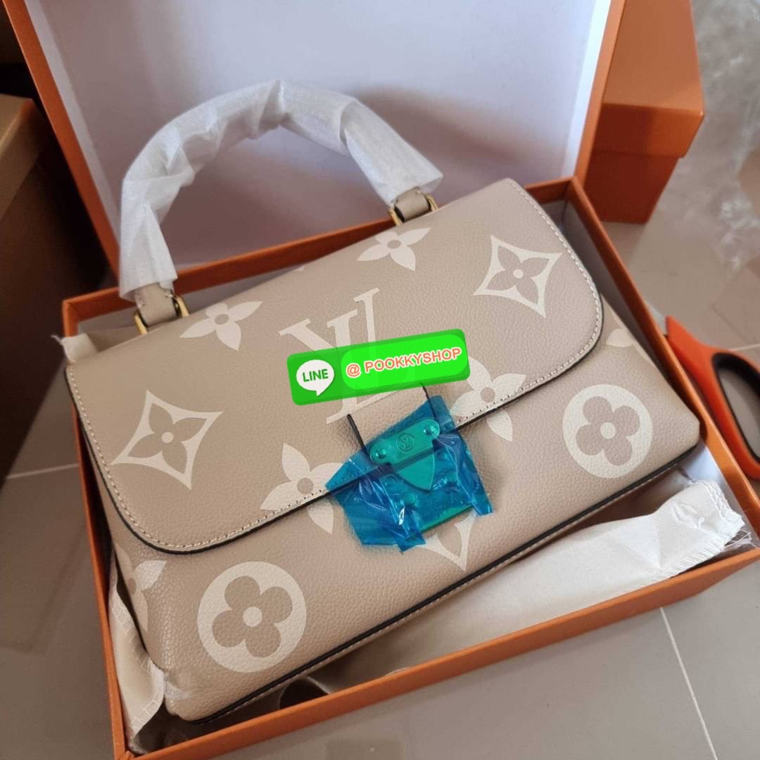LV MADELEINE BAG ใหม่ล่าสุด อีกหนึ่งรุ่นคลาสสิคหายาก จากเคาน์เตอร์ dutyfree ที่สาวๆรอคอย กระเป๋าถือ/สะพายข้าง ดีไซน์เรียบง่าย แต่เต็มไปด้วยดีเทลความหรู วัสดุหนังวัวปั๊มลายเอกลักษณ์ เปิด‐ปิดด้วยอะไหล่กดล็อคสีทองหรู และมีพวงหนังห้อยพิเศษแถมมาให้ด้วย ภายในแบ
