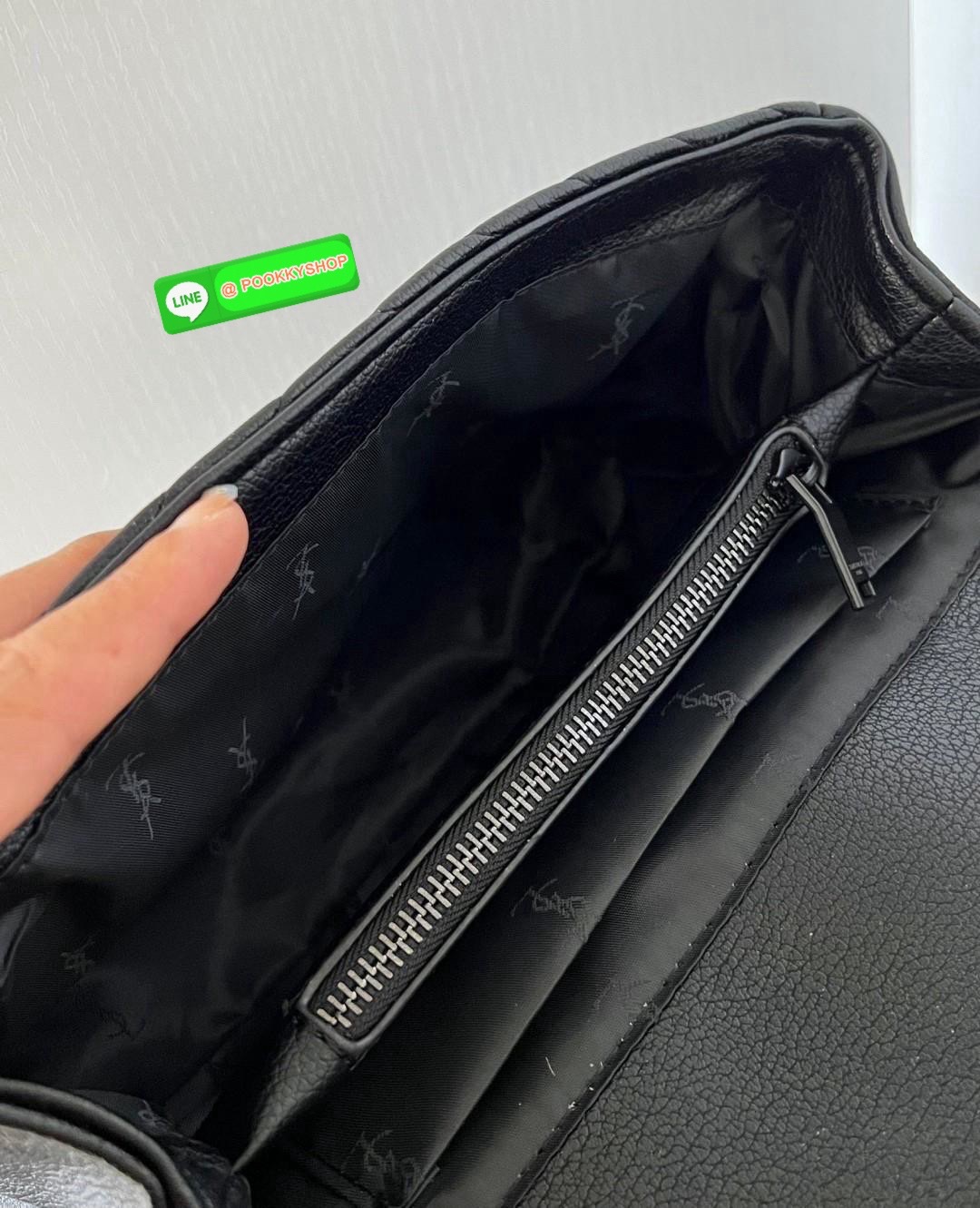 มีไม่มากหมดล็อตราคานี้ไม่เข้าแล้วจ้าา เป็นอีกรุ่นที่ไม่ว่าช่วงเวลาไหนก็พกพาได้ตลอดวันเช้ายันค่ำได้เลย มันเริ่ดมากค่าสาวๆ! SAINT LAURENT COLLEGE MEDIUM CHAIN QUILTED BAG 🔖พร้อมส่ง! รุ่นที่ใช้แล้วไม่เบื่อ กับ YSL หนังแกะอย่างดี หนานิ่มลายสวยมากๆ มีห