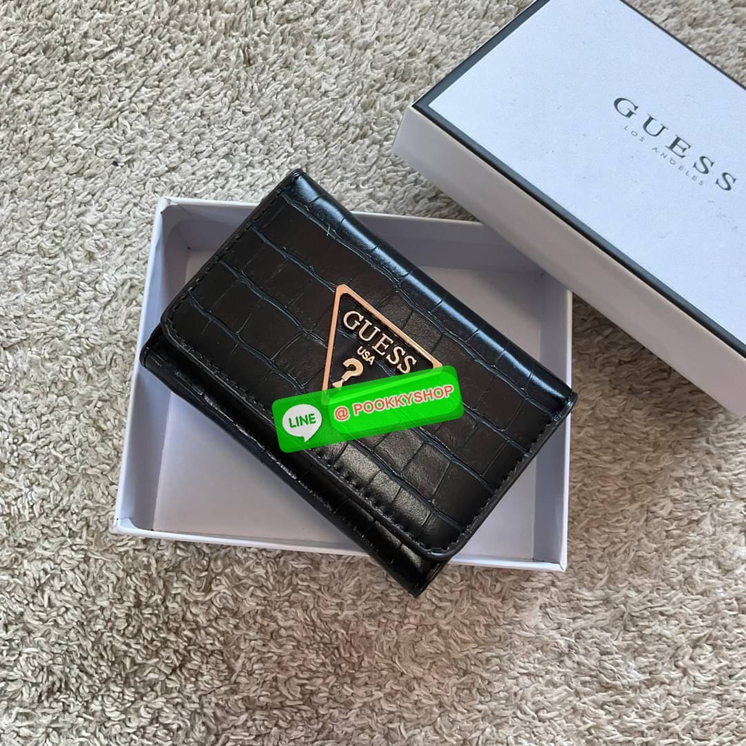 รุ่นใหม่ล่าสุด! GUESS SHORT WALLET กระเป๋าสตางค์ใบสั้นสองตอน วัสดุตัวหนังลายสวยหรูพิมพ์ลายทั้งใบ เปิดปิดด้วยกระดุม ด้านในบุผ้าปั้มแบรนด์มีช่องใส่รูป และใส่บัตรได้อีกหลายช่อง มาพร้อมช่องใส่ธนบัตรหนึ่งช่อง สวยคุ้ม สไตล์มินิ สำหรับคนไม่ชอบพกเงินเยอะ แนะนำใบน