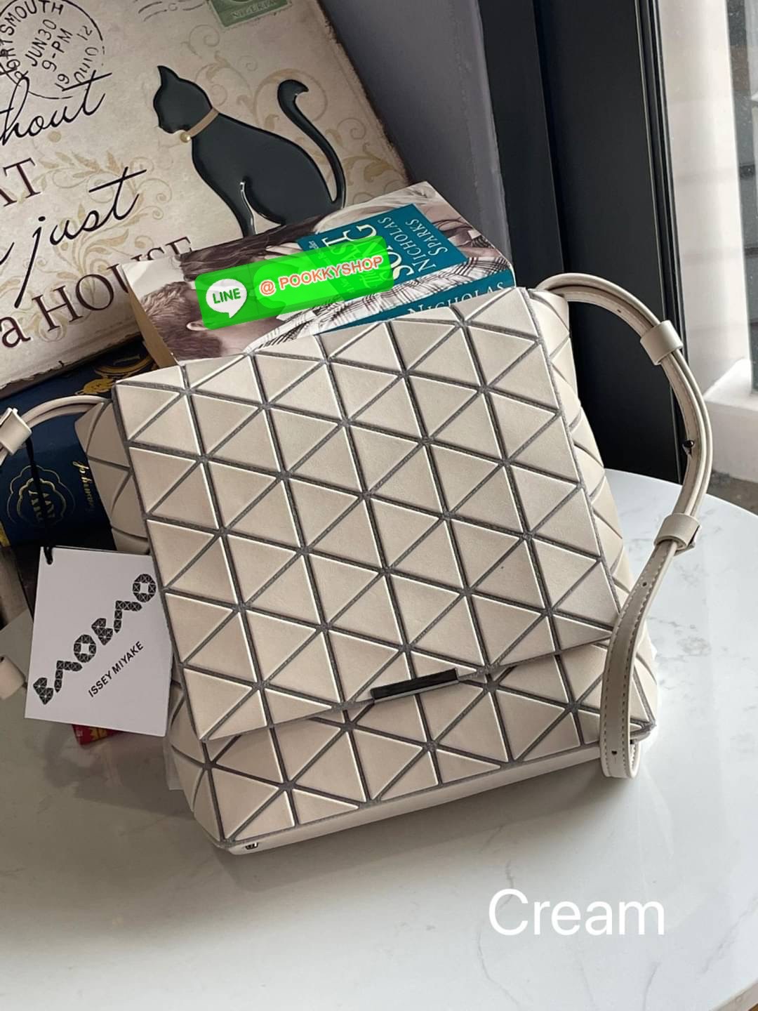 💕Baobao Issey Miyake Off-White Flap Messenger Bag(Large) สำหรับใครที่ต้องการใช้งานแบบเน้นการเคลื่อนไหวที่คล่องตัว แนะนำรุ่นนี้เลยคะ มาพร้อมแผ่นรูปทรงสามเหลี่ยมอันโดดเด่นแฝงไปด้วยความทันสมัยบ่งบอกถึงความเป็นเอกลักษณ์ของแบรนด์ได้เป็นอย่างดี ซึ่งสายส