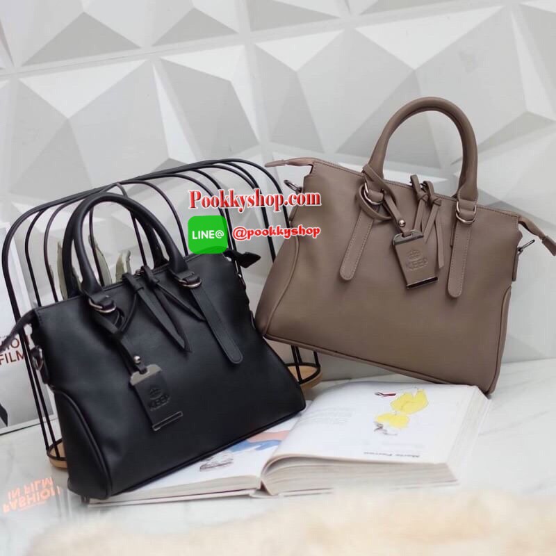 ทรงสวยขายดีมาก จากแบรนด์ KEEP ทรง รุ่น Parish hand bag with cute taddy จุดเด่นที่ >หนังเนื้อดี นิ่มมาก >น้ำหนักเบา >ถือสะพายเข้าง่ายกับทุกชุด >ขนาดกระเป๋ากำลังดีคะ ใส่ กปต ยาว ไอแพด จุคุ้ม > มีช่องย่อยแบ่งเก็บของด้านใน ถึง 3 ช่องใหญ่ แยกเก็