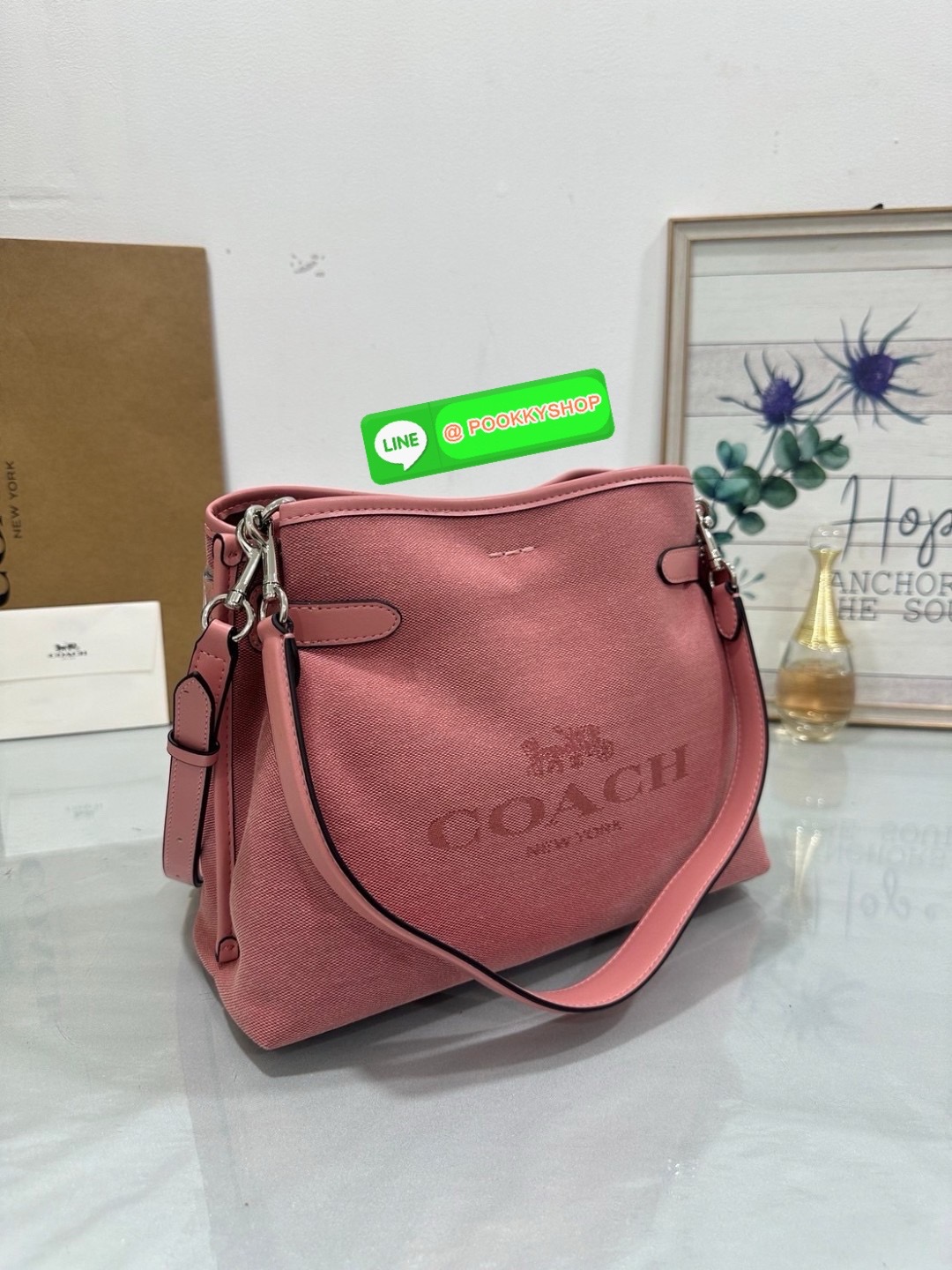 🔆 Model COACH CH190 HANNA SHOULDER BAG WITH COACH 🔆 Details น้องใหม่ เรียบหรู ดูแพง กับกระเป๋าสะพายไหล่ทรงสวย โทนสีคลาสสิค ดีไซน์ตกแต่งสายคาดจับจีบข้างกระเป๋าเพิ่มดีเทล มาพร้อมหูจับถอดแยกได้ สะพายเดี่ยวได้ และสายสะพายข้างสะพายแบบเก๋ๆ ปากกร