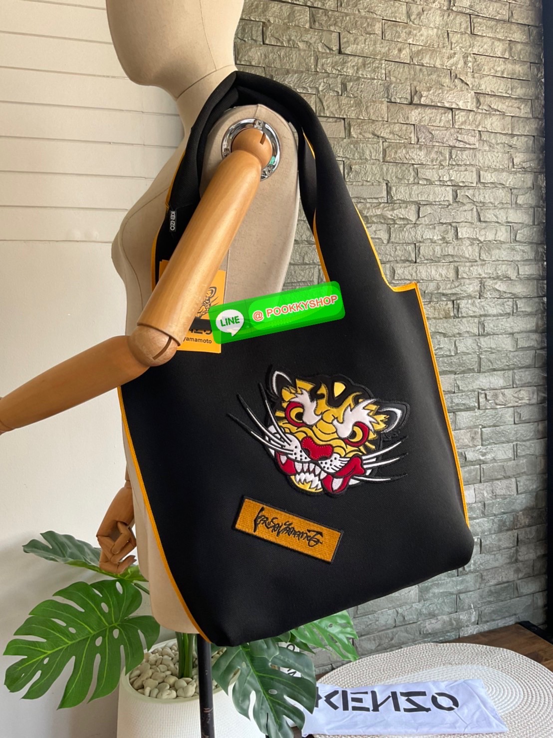 🚚 พร้อมส่ง 🚚 KENZO X KANSAI YAMAMOTO TIGER TOTE BAG กระเป๋าสะพายไหล่ ทรง โท้ทิสี ดำ และ น้ำเงินเข้ม x คันไซ ยามาโมโตะ Three Tigers จาก KENZO โดดเด่นด้วยลวดลายปัก วัสดุเป็นผ้าอย่างหนานุ่มคุณสมบัติพิเศษเฉพาะแบรนด์ น้ำหนักเบามากๆ หูหิ้วด้านบน