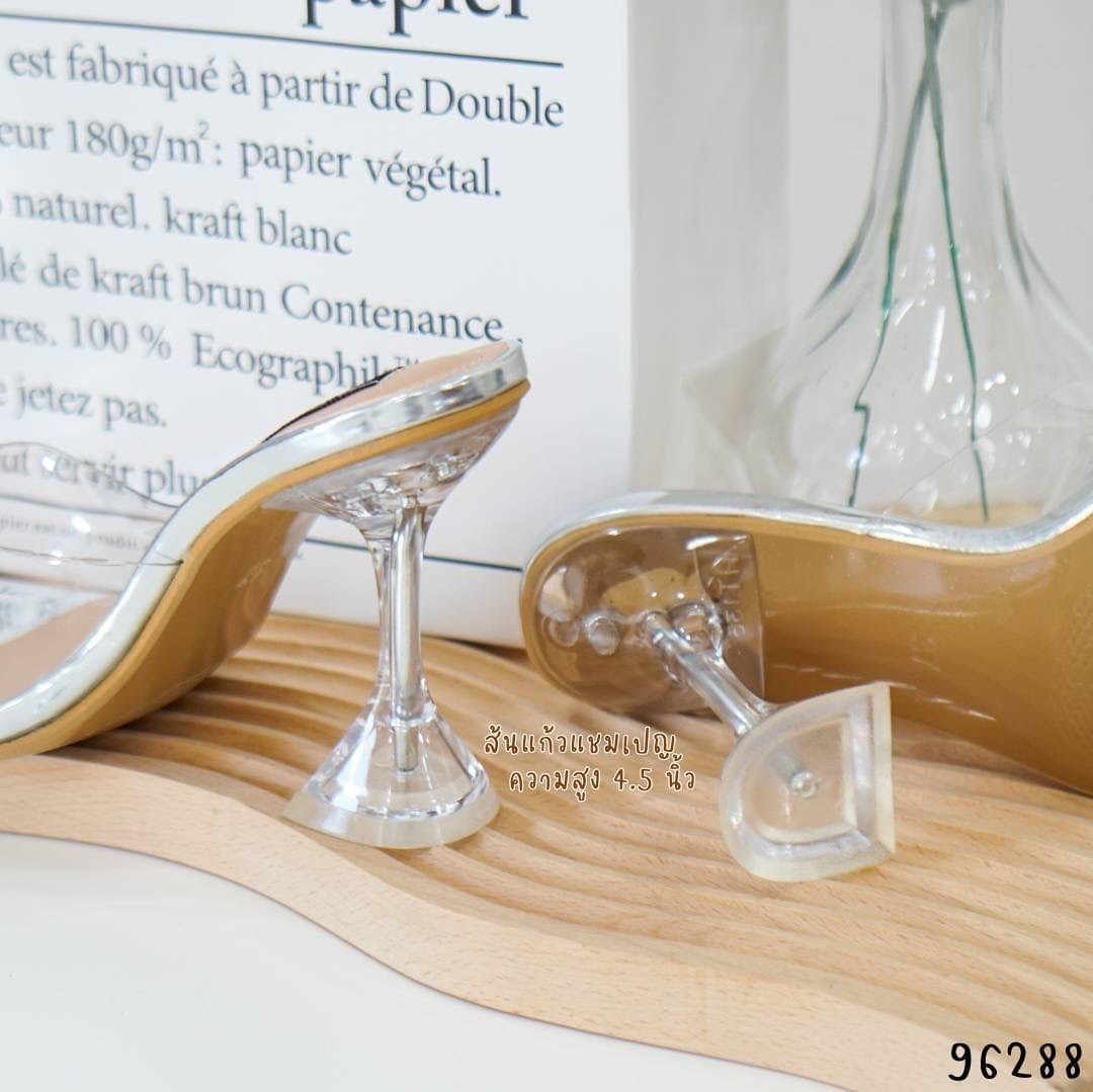 พร้อมส่ง แบบที่คุณอั้ม คุณเนย และดารา หลายท่านใส่เยอะมาก รองเท้าส้นสูง งานส้นแก้ว ทรงแชมเปญ เกรดพรีเมี่ยม แข็งแรง และสวยมากก ความสูง 4.5 นิ้ว ทรงสวม ซีลีโคนใส นิ่มมากไม่บาดเท้า งานคุณภาพ เกรดAAA สัมผัสนุ่ม งานตัวจริงสวยมาก ใส่ไปออกงาน หรือใส่เกินเที่ยว ก็