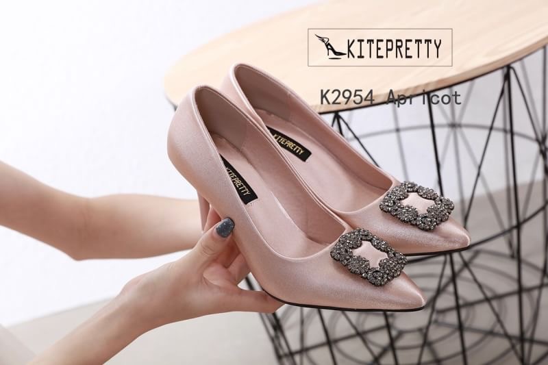 สินค้าพร้อมส่ง มาใหม่จ้าาา รองเท้าคัชชูงานผ้าซาติน สวยหรูเลยจ้าาา ทรงขายดี งานสวยเป๊ะทุกอณู คัชชูทรงหัวแหลมติดอะไหล่ ส้นเข็มสูง 3.5 นิ้ว ใส่ทำงาน ใส่ออกงานได้หมดจ้าา