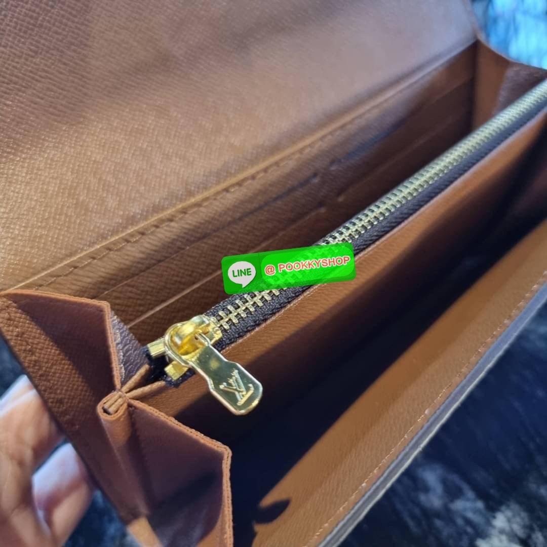 Hot item!! LV long flap wallet with gwp กระเป๋าสตางค์พรีเมี่ยมกิ๊ฟ เป็นไอเท็มสุดฮิต แบบฝาพับ ใช้งานสะดวกขึ้นกว่าเดิม รุ่น unisex ที่จะหนุ่มๆสาวๆ ก็ใช้ได้หมด!! ใบยาวขนาดกำลังเหมาะมือ ถือแล้วขับผิวทุกสี วัสดุหนังแคนวาส ทนทาน เปิด-ปิดด้วยกระดุม ภายในมีช่องใส