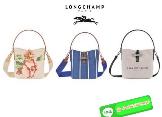 Long Champ Roseau Essential Raye กระเป๋าทรงถังขนาดเล็ก วัสดุผ้าฝ้ายลายทาง ตัดแต่งหนังวัว ซับในผ้าฝ้ายสีพื้น สีสันสดใส สามารถใช้ในชีวิตประจำวันได้อย่างสะดวก น้ำหนักเบา จุของได้เยอะ ด้านในมีกระเป๋าซิป 1 ช่อง มีสายสะพายไหล่ ถอดสายได้ ห้ามพลาดเลยค่า