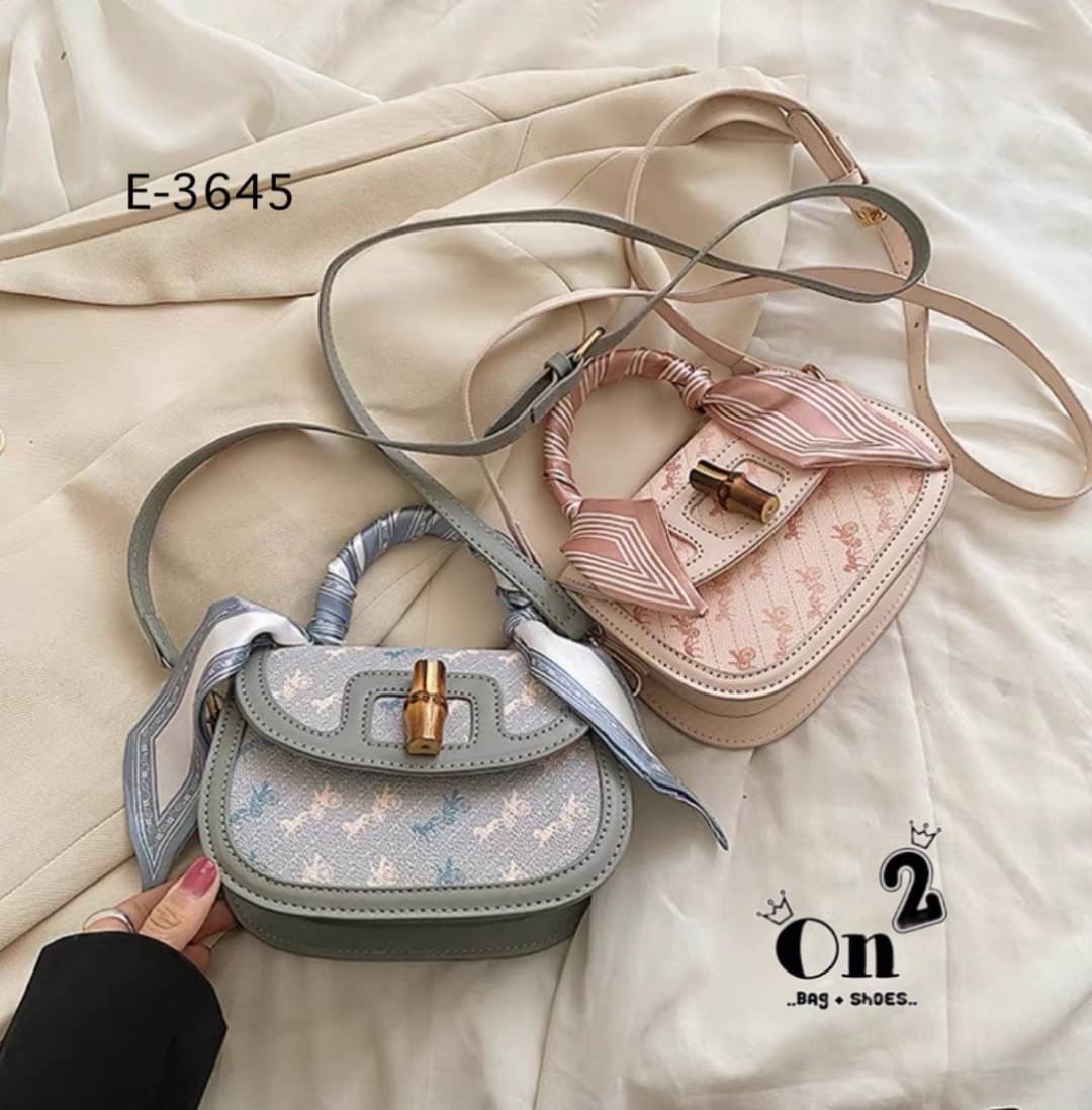 กระเป๋าสะพายปักลายรถม้าสไตล์แบรนด์coach งานสวยสีพาสเทลแถมผ้าพันกระเป๋าสีเดี่ยวกัน1ผื่น