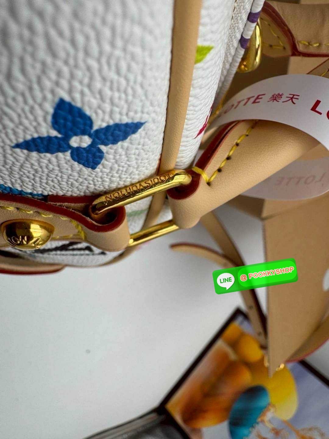 LV x TM Handbag East West Murakami กระเป๋าทรงโท้ทรุ่นท็อปฮิต กับดีไซน์ใหม่ต้อนรับฤดูร้อน โดดเด่นด้วยการตกแต่งลายพิมพ์ โทนสีสดใสสะดุดตา มาพร้อมพวงหนังห้อยรูปโบว์และแท็กปั้มแบรนด์ จับในตัวพร้อมสายสะพายข้าง รูปทรงสวยตลอดกาล ใช้ได้กับทุกลุค ทุกโอกาส ภายในโล่ง