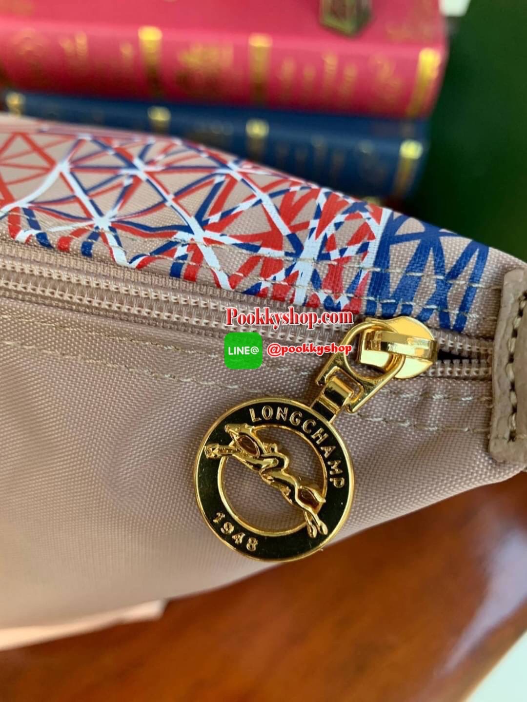 Longchamp Made In France Le Pliage Eiffel Tower Limited Edition Tote Bag สุดลิมิเตทกับlongchamp ที่ ออกมาเฉพาะซีซั่น พิมพ์ลายหอไอเฟล สามาถพับเก็บได้ ตรงตามชื่อทรง (คำว่า Le Pliage เป็นภาษาฝรั่งเศส แปลว่าการพับ) ส่วนฝาปิดและหูจับเป็นหนังที่ทำให้กระเป๋าดูไม