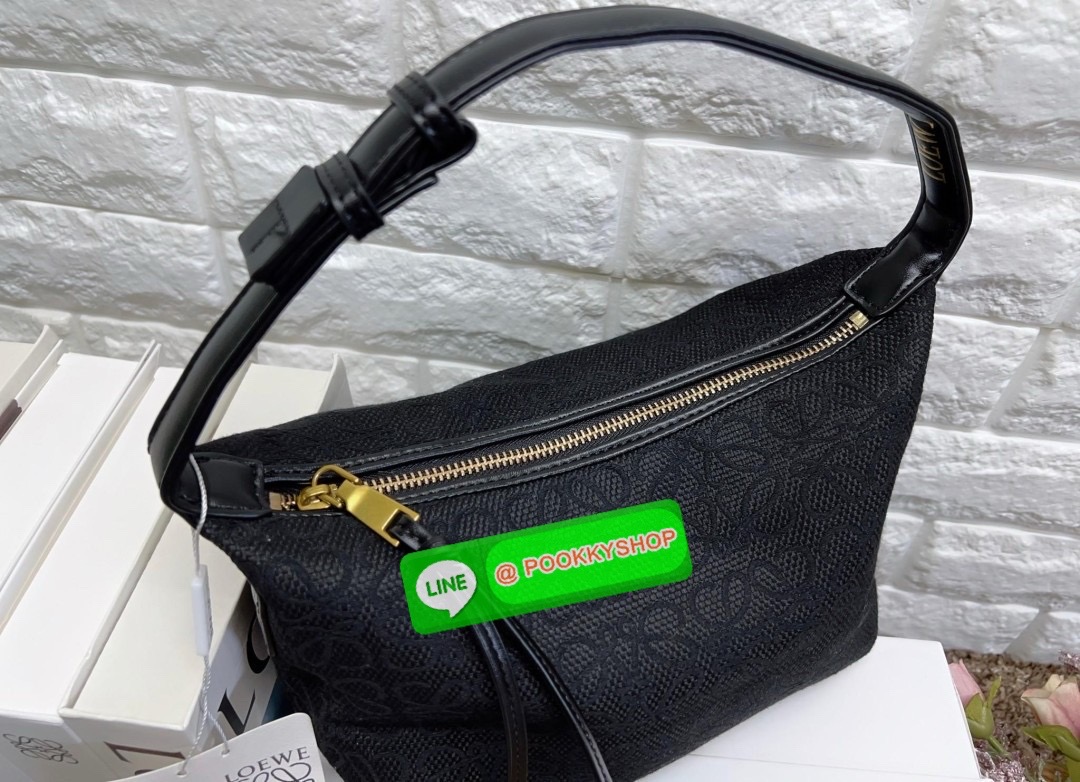 NEW IN!! สุดฮิตไปกับกระเป๋าสไตล์มินิมอล ที่ยังคงดูดีในทุกช่วงเวลา! LOEWE SMALL CUBI BAG((vip gift ตปท.)) พร้อมส่ง! ไม่เล็กตามชื่อนะคะ กับกระเป๋าหิ้วหรือคล้องไหล่ได้ วัสดุแจคกาดทอลายแบรนด์ทั้งใบประณีตสวยงาม หูหิ้วหนังแท้ค่ะ เปิด-ปิดกระเป๋าแบบซิป ภายในกว้าง