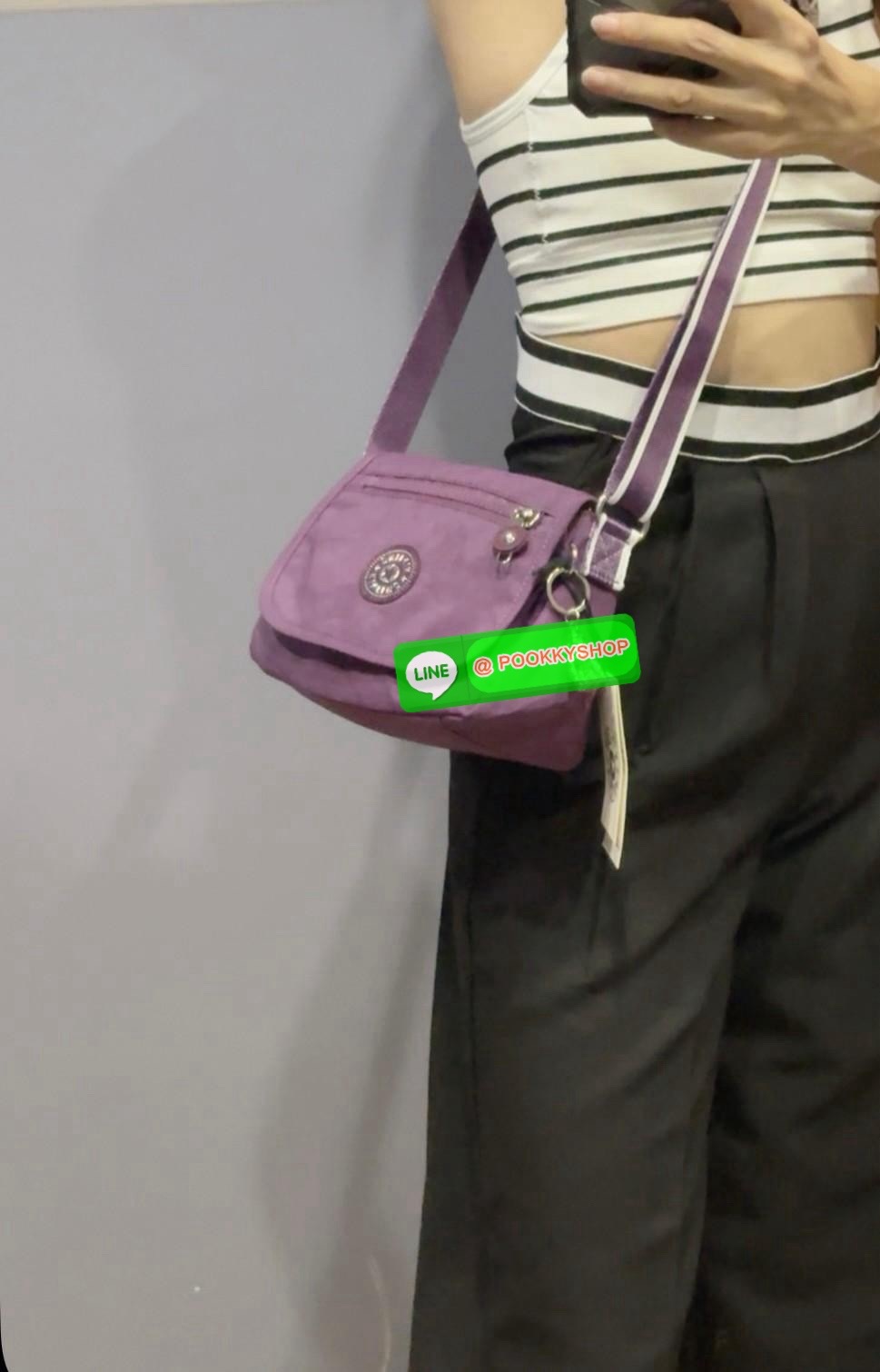 Kipling Sabian Crossbody Mini Bag (AC8280) เป็นอีกหนึ่งกระเป๋าขนาดกะทัดรัด สามารถจัดเก็บของได้เป็นระเบียบ และใส่สิ่งของจำเป็นได้มากกว่าที่คิด โดยมีช่องใส่ของมากมายทั้งด้านหน้า 1 ช่อง ด้านในของกระเป๋า 2 ช่อง อีกทั้งสายสะพายยังสามารถปรับความสั้นยาวได้ตามต้อ