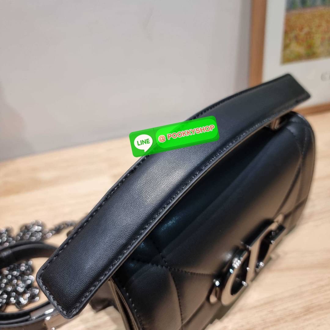 🔅 Model CD 30 MONTAIGNE POUCH WITH SHOULDER STRAP AND HANDLE 🔅 Details ย้อนยุคความหรูหรา อันเป็นเอกลักษณ์ กระเป๋าสะพายสวยอยู่ทรง เพิ่มลูกเล่นให้กับไอเท็มนี้ด้วย มือจับที่ถอดออกได้ และอะไหล่เปิด-ปิดแบบคล้องล็อค สะดวกใช้ ด้านหลังมีช่องใส่บัต