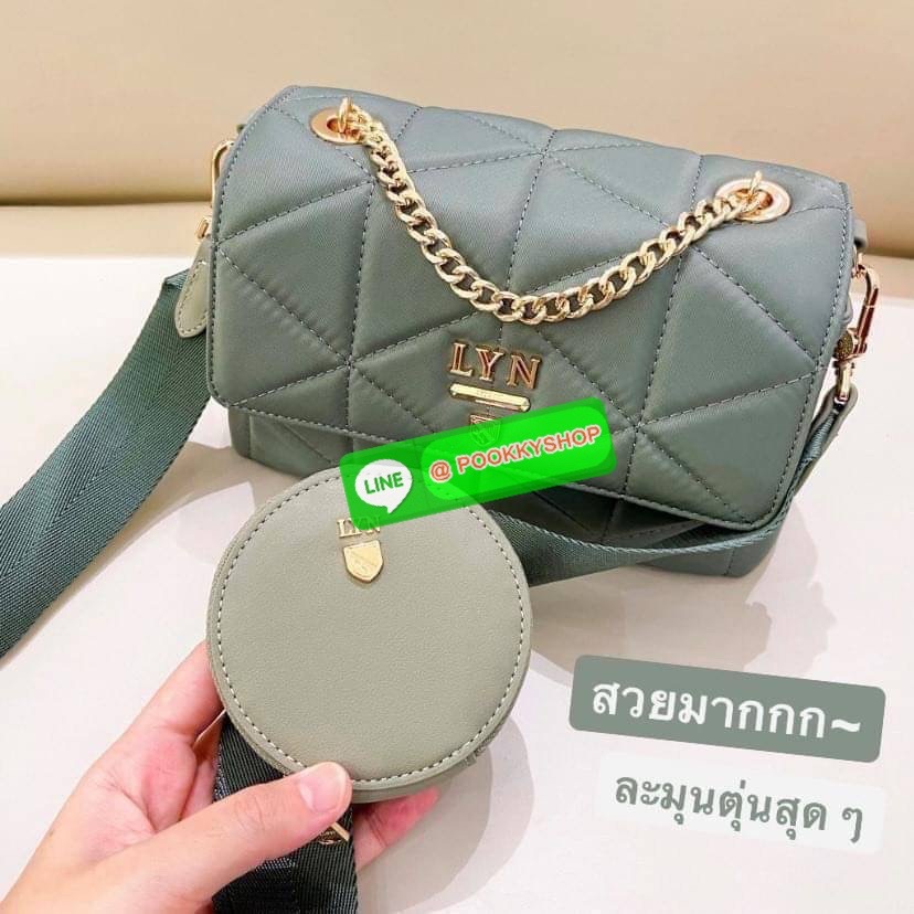 Lyn สะพายข้าง สายสปอร์ตปรับระดับได้ แถมใบลูกใส่เหรียญใส่กุญแจ ใบลูกสามารถถอดได้ค่ะ อะไหล่ทองสวยๆ เปิด/ปิดกระเป๋าด้วยกระดุมแม่เหล็ก มี 2 ช่องใช้งาน จุของได้เยอะมาก สวยคุ้มค่า