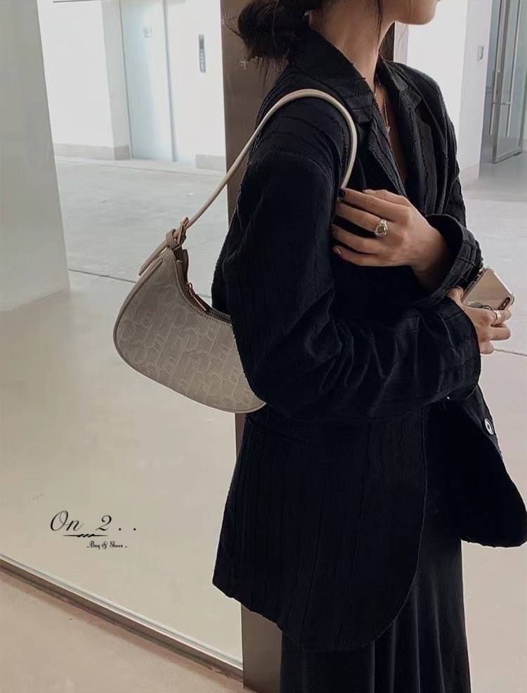 💥💥NEW Arrival 💥💥 Korean Style bag กระเป๋าสะพายไหล่ทรงวินเทจ สุดเก๋♥️ วัสดุเป็นผ้ายีนส์สีฟ้าอ่อนมีลาย น้ำหนักเบาใส่ของได้เยอะ สายสะพายสามารถปรับความยาวได้ค่ะ