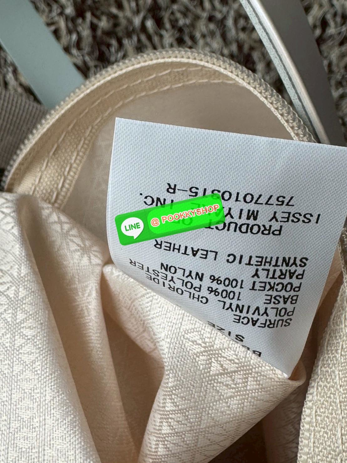 Baobao Issey Miyake x Labubu tote bag อีกหนึ่งซีรีย์สุดลิมิเตทที่น่าสะสม กำลังเป็นกระแสสำหรับ Labubu อาร์ตทอยชื่อดังที่ทุกคนรู้จัก นำมาผสมผสานให้เป็นกระเป๋าทรง tote bag ที่เหมาะกับการใช้งานในชีวิตประจำวัน ด้วยขนาด13นิ้ว ทำให้ใส่สิ่งของได้ครบครัน รวมถึงเอก